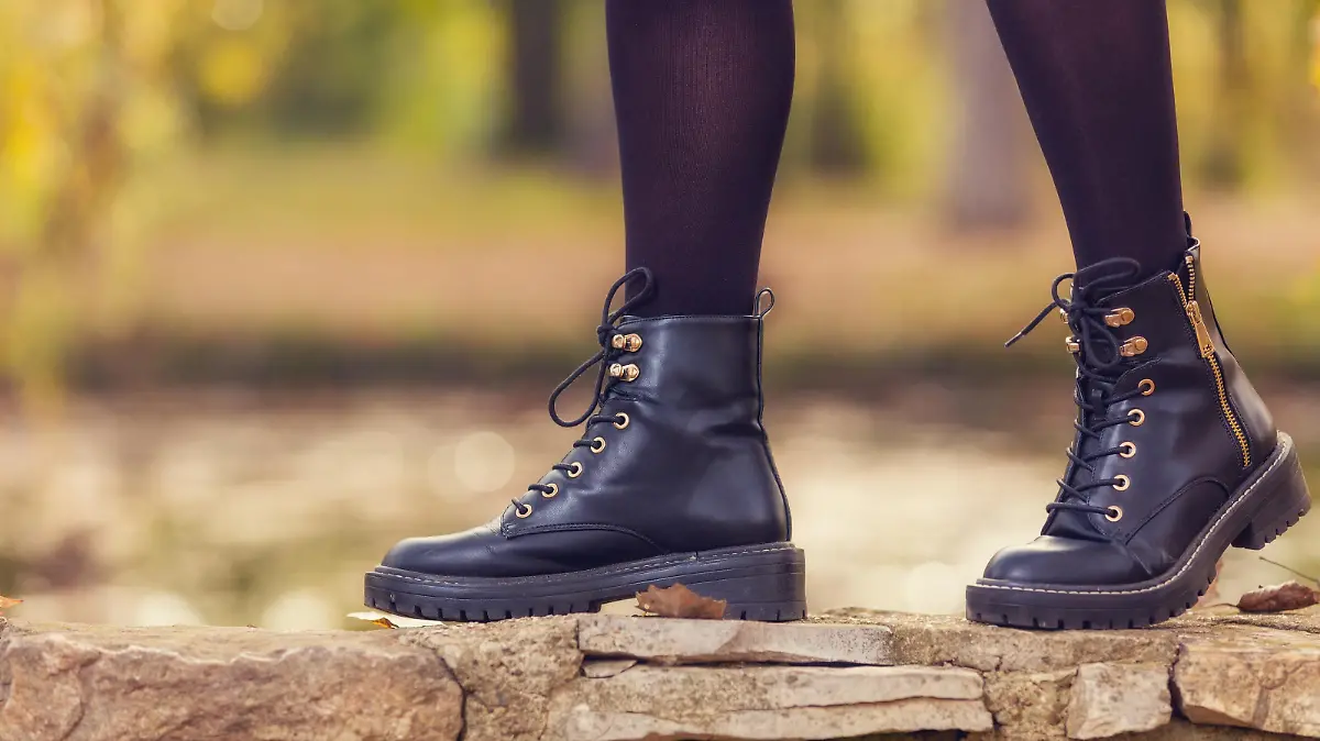 Frau trägt Biker-Stiefeletten im Winter.