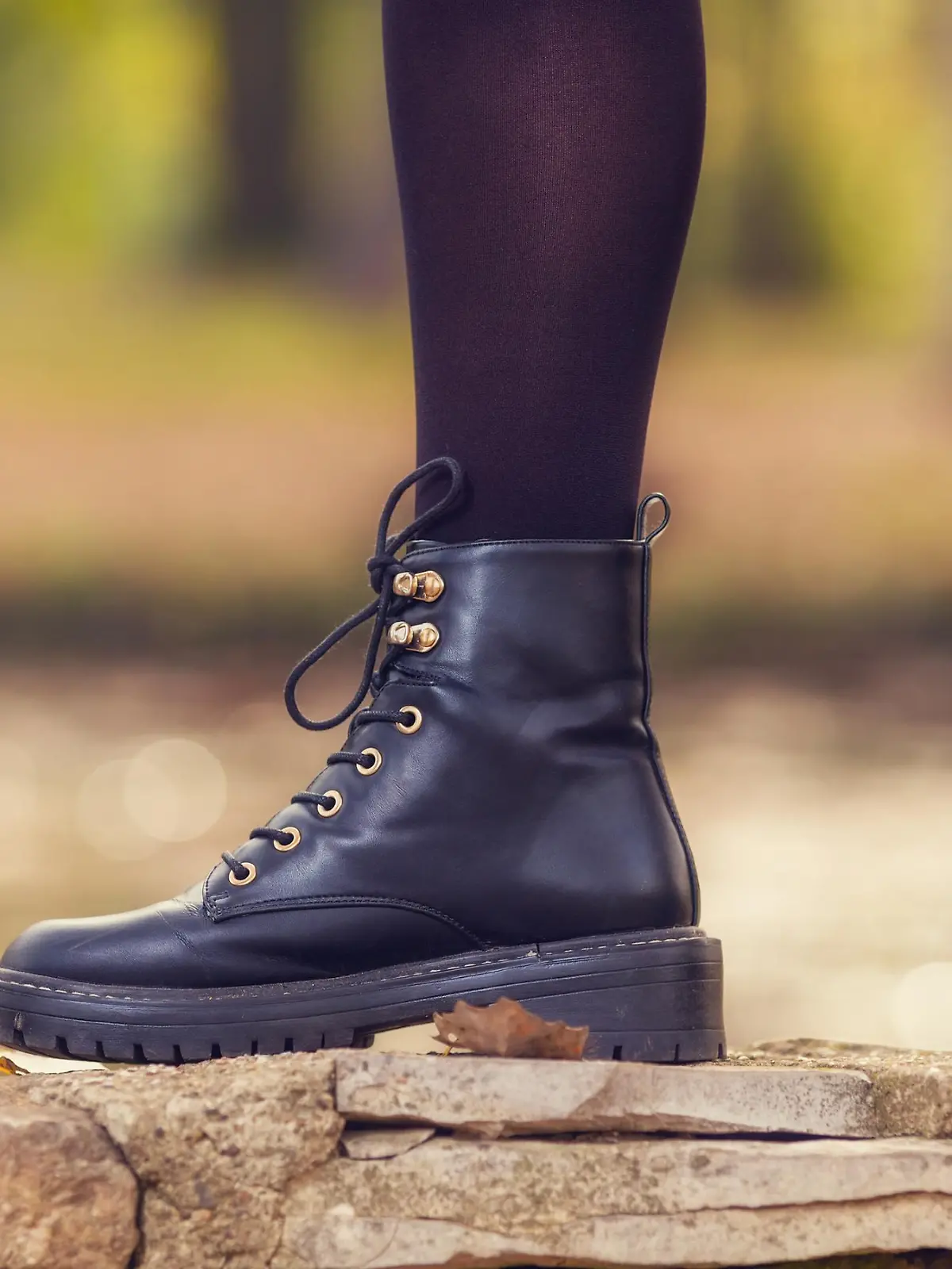 Frau trägt Biker-Stiefeletten im Winter.