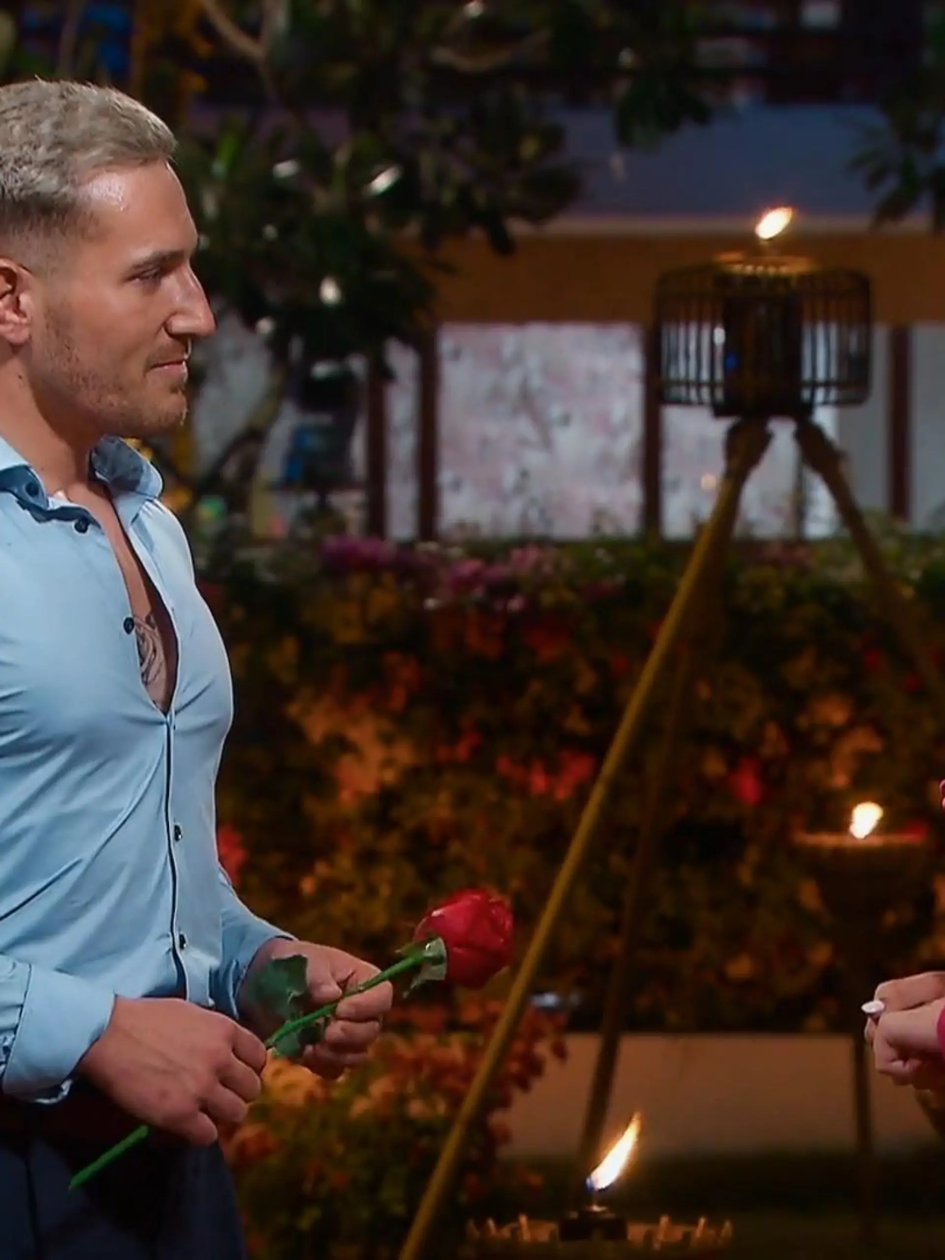Franzi lehnt Hannes' Rose ab.