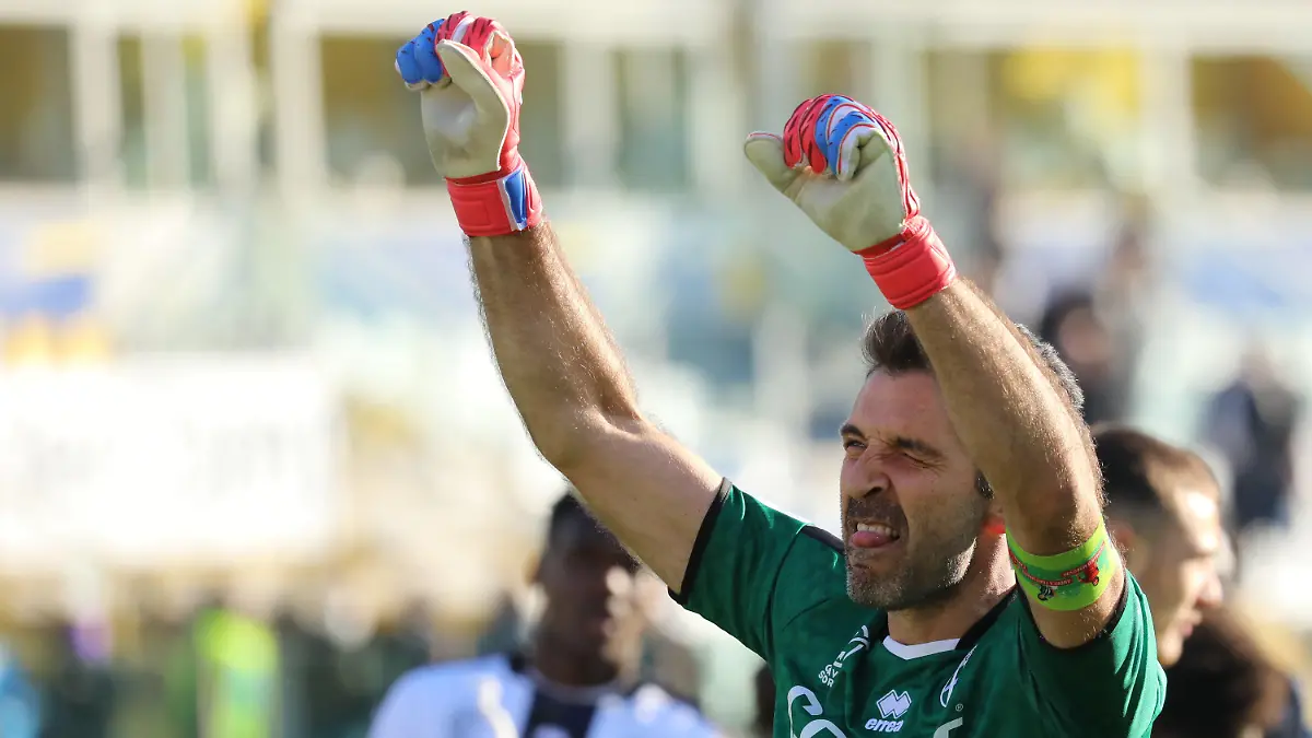 ARCHIV - 26.02.2022, Italien, Parma: Gianluigi Buffon von Parma Calcio feiert den Sieg seiner Mannschaft. Nach übereinstimmenden Medienberichten wird der Torhüter demnächst sein Karriereende verkünden. (zu dpa: «Medien: Italiens Torwart-Oldie Buffon vor Karriereende») Foto: Luca Amedeo Bizzarri/LPS via ZUMA Press Wire/dpa +++ dpa-Bildfunk +++