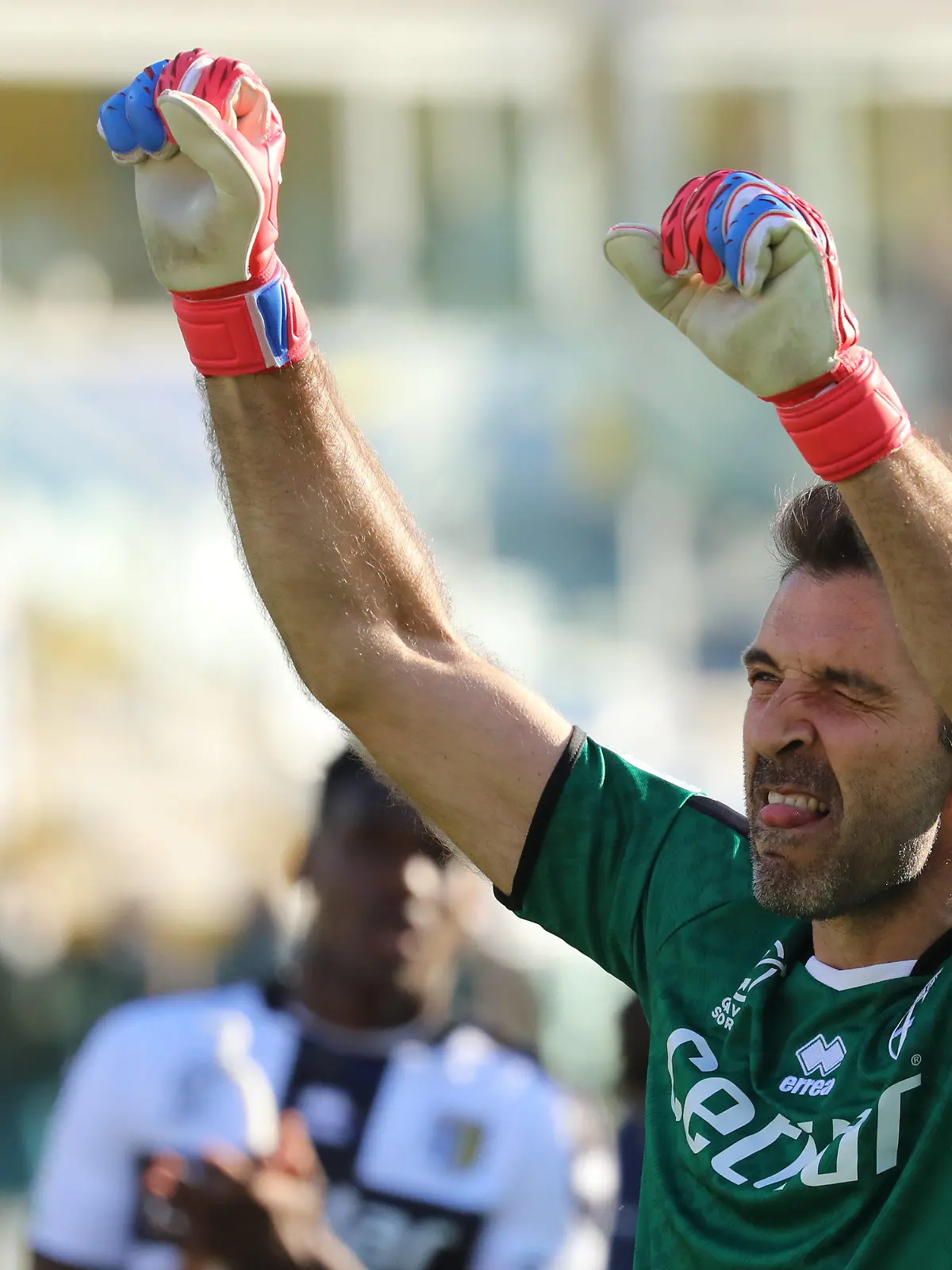 ARCHIV - 26.02.2022, Italien, Parma: Gianluigi Buffon von Parma Calcio feiert den Sieg seiner Mannschaft. Nach übereinstimmenden Medienberichten wird der Torhüter demnächst sein Karriereende verkünden. (zu dpa: «Medien: Italiens Torwart-Oldie Buffon vor Karriereende») Foto: Luca Amedeo Bizzarri/LPS via ZUMA Press Wire/dpa +++ dpa-Bildfunk +++