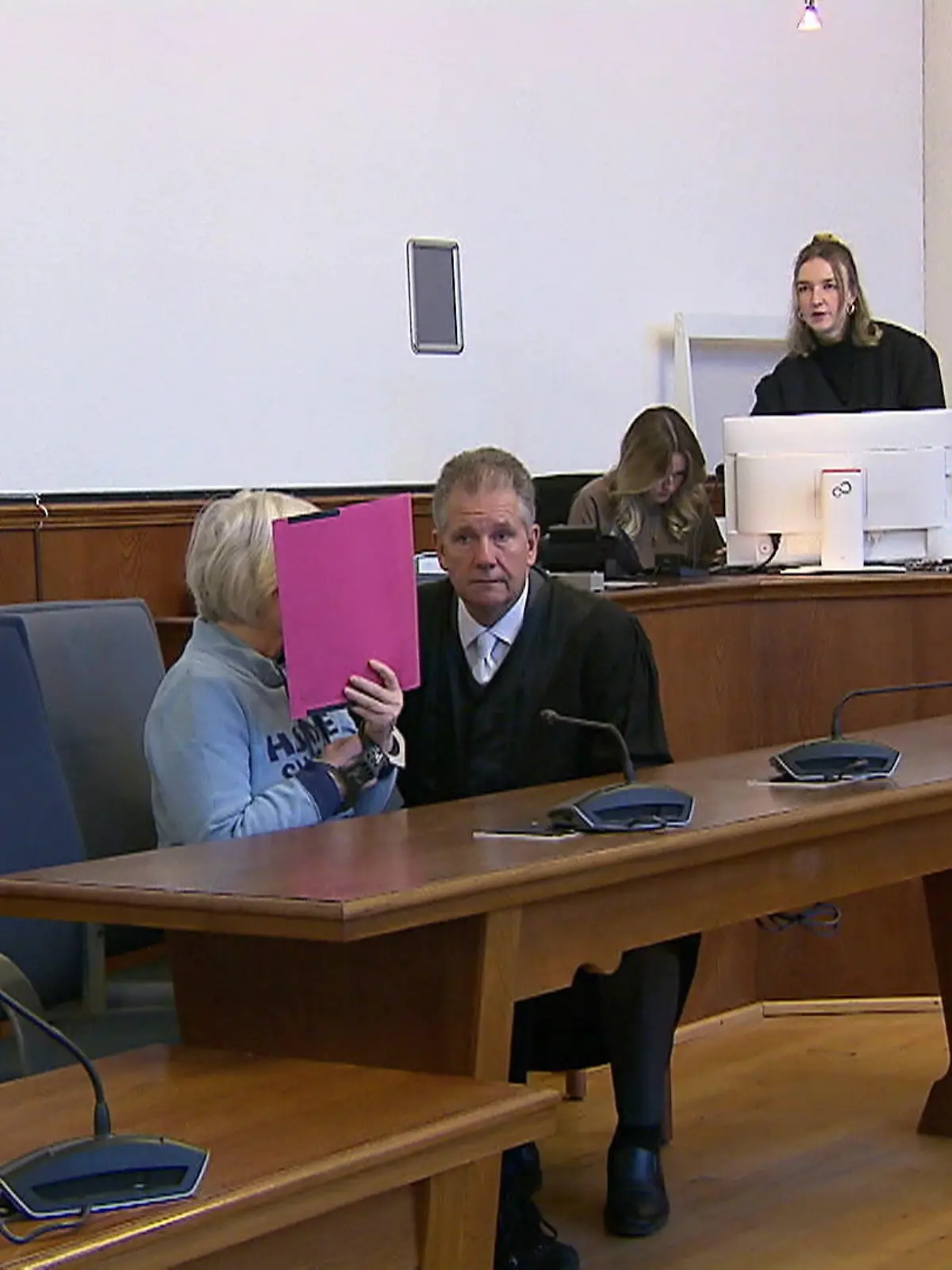 Wollte diese Frau ihren Mann vergiften? Diese Frage muss das Landgericht Dortmund jetzt klären. Dort startete der Prozess gegen die ehemalige Grundschullehrerin Irene K. Die 72-Jährige soll ihrem Ehemann Rattengift in den Spinat gemischt haben. Aber war ihr in dem Moment klar, was sie tat?