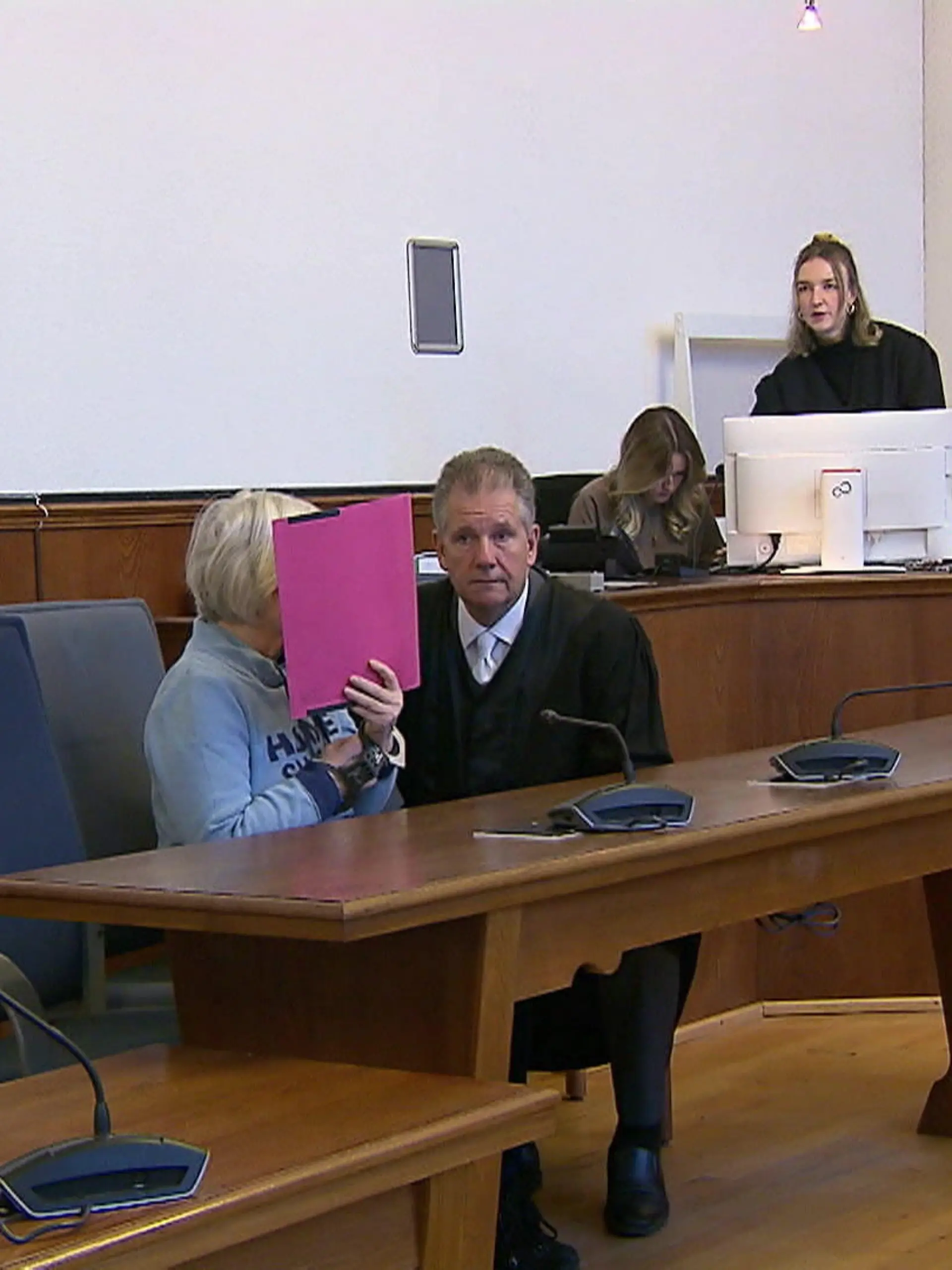 Wollte diese Frau ihren Mann vergiften? Diese Frage muss das Landgericht Dortmund jetzt klären. Dort startete der Prozess gegen die ehemalige Grundschullehrerin Irene K. Die 72-Jährige soll ihrem Ehemann Rattengift in den Spinat gemischt haben. Aber war ihr in dem Moment klar, was sie tat?