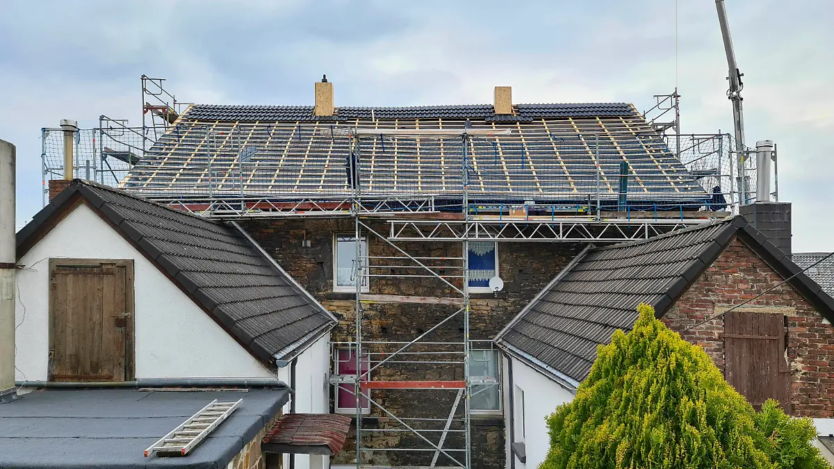 Dach wird neu gedeckt, Deutschland, NRW roof is being re-roofed, Germany, North Rhine-Westphalia BLWS658254 *** Roof is being re-roofed, Germany, North Rhine Westphalia BLWS658254 Copyright: xblickwinkel/fotototox 