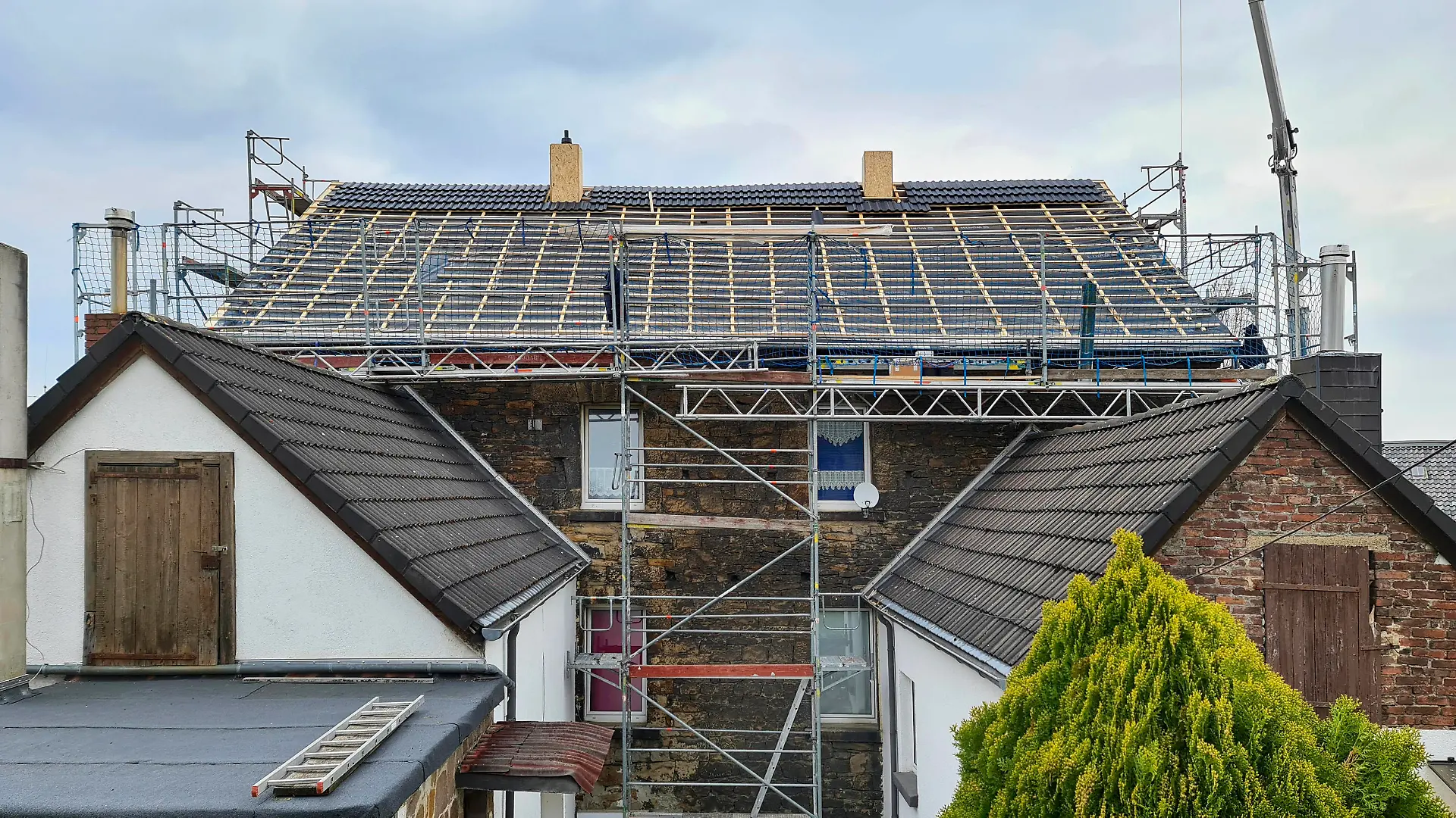 Dach wird neu gedeckt, Deutschland, NRW roof is being re-roofed, Germany, North Rhine-Westphalia BLWS658254 *** Roof is being re-roofed, Germany, North Rhine Westphalia BLWS658254 Copyright: xblickwinkel/fotototox