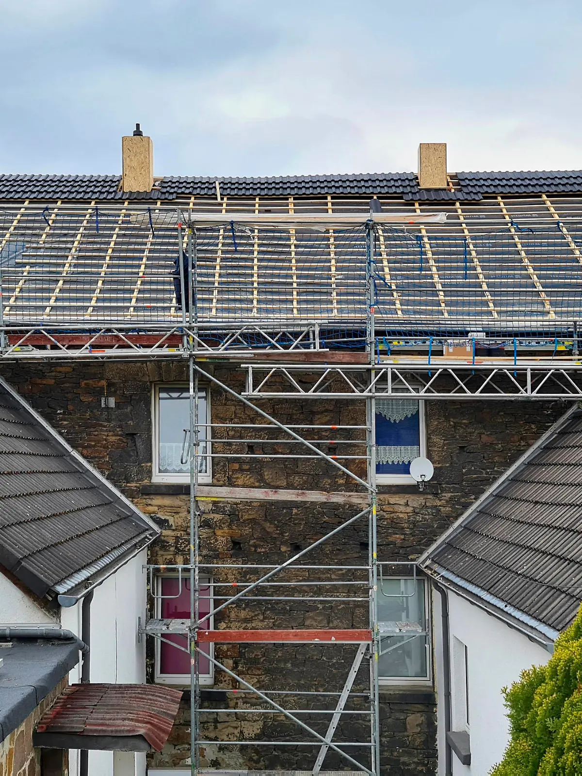 Dach wird neu gedeckt, Deutschland, NRW roof is being re-roofed, Germany, North Rhine-Westphalia BLWS658254 *** Roof is being re-roofed, Germany, North Rhine Westphalia BLWS658254 Copyright: xblickwinkel/fotototox 