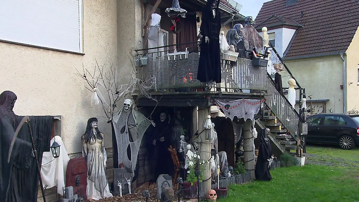 Ein gruselig geschmückter Vorgarten
