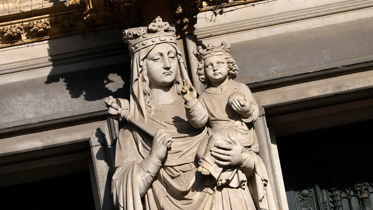 Der Kölner Dom zeigt Kalkstein-Figuren der Heiligen Maria mit Jesuskind am Mittelpfeiler des Hauptportals. (Themenbild, Symbolbild) Köln, 11.04.2022