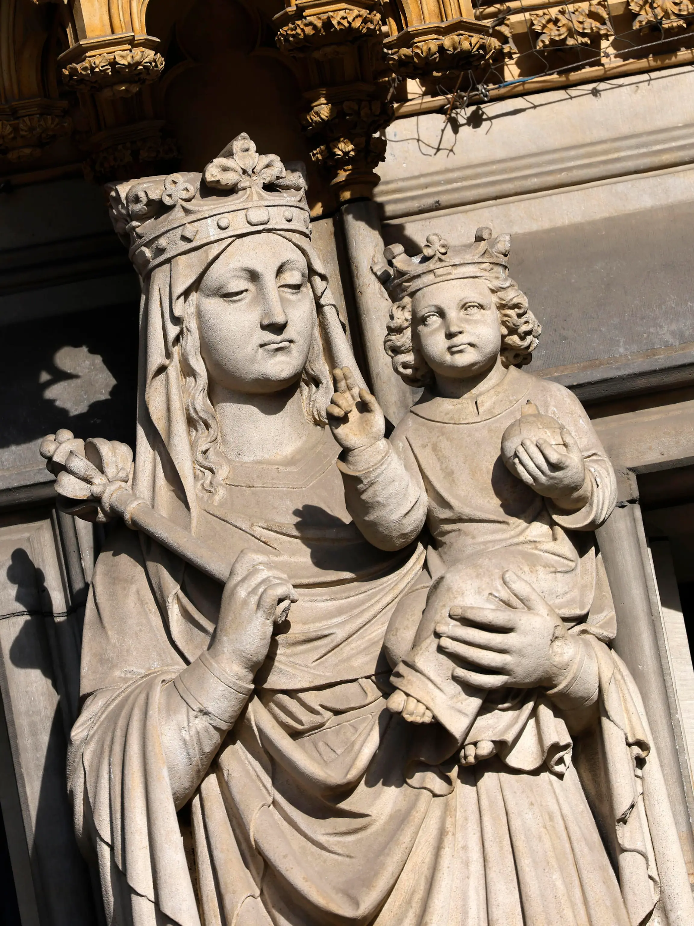 Der Kölner Dom zeigt Kalkstein-Figuren der Heiligen Maria mit Jesuskind am Mittelpfeiler des Hauptportals. (Themenbild, Symbolbild) Köln, 11.04.2022
