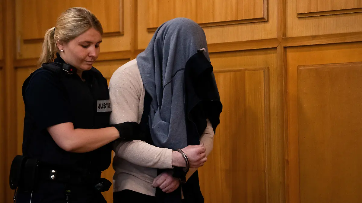ARCHIV - 28.07.2023, Baden-Württemberg, Heilbronn: Ein Angeklagter wird zu Beginn eines Prozesses wegen Mordes von einer Justizbeamtin in einen Gerichtssaal des Landgerichts geführt. Dem Angeklagten wird vorgeworfen, zwei Seniorinnen in Schwäbisch Hall und Umgebung umgebracht zu haben. (zu dpa: «Tote Seniorinnen in Schwäbisch Hall - Urteil erwartet») Foto: Christoph Schmidt/dpa +++ dpa-Bildfunk +++