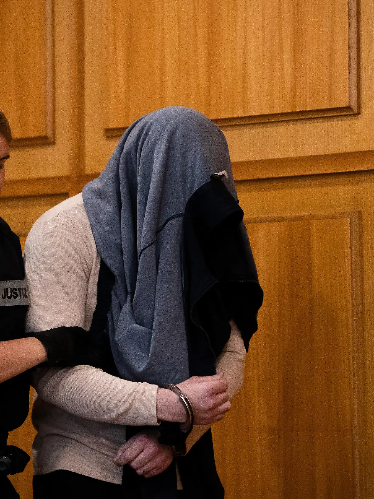 ARCHIV - 28.07.2023, Baden-Württemberg, Heilbronn: Ein Angeklagter wird zu Beginn eines Prozesses wegen Mordes von einer Justizbeamtin in einen Gerichtssaal des Landgerichts geführt. Dem Angeklagten wird vorgeworfen, zwei Seniorinnen in Schwäbisch Hall und Umgebung umgebracht zu haben. (zu dpa: «Tote Seniorinnen in Schwäbisch Hall - Urteil erwartet») Foto: Christoph Schmidt/dpa +++ dpa-Bildfunk +++