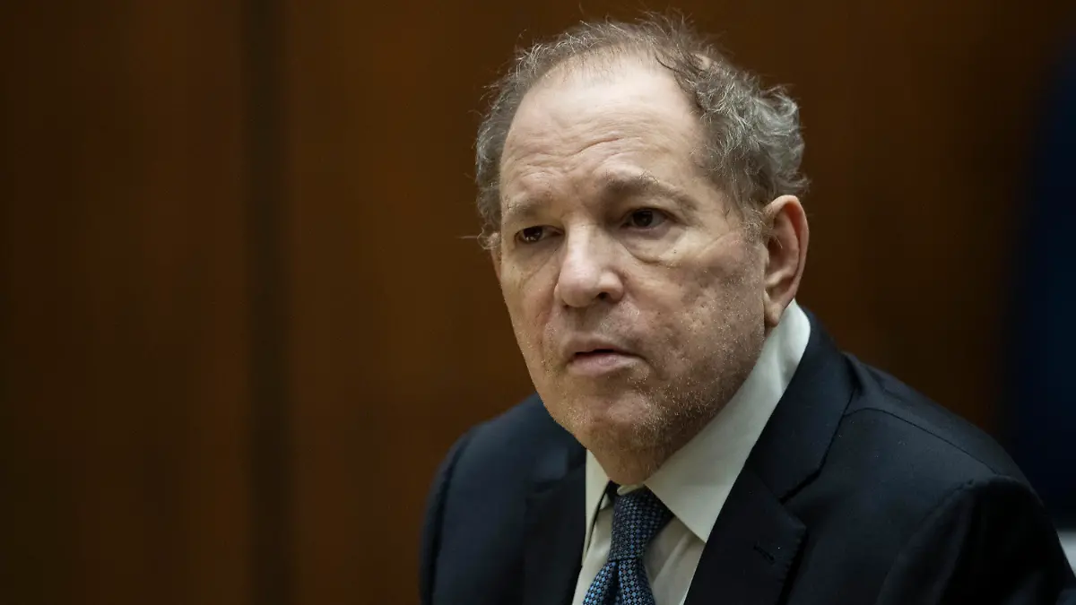 ARCHIV - 04.10.2022, USA, Los Angeles: Harvey Weinstein, ehemaliger Filmproduzent aus den USA, erscheint im Clara Shortridge Foltz Criminal Justice Center vor Gericht. Zum zweiten Mal steht der frühere Filmmogul Harvey Weinstein wegen sexueller Übergriffe vor Gericht. (zu dpa: Prozess gegen Harvey Weinstein in LA - viel Drama zum Auftakt) Foto: Etienne Laurent/EPA Pool/AP/dpa +++ dpa-Bildfunk +++