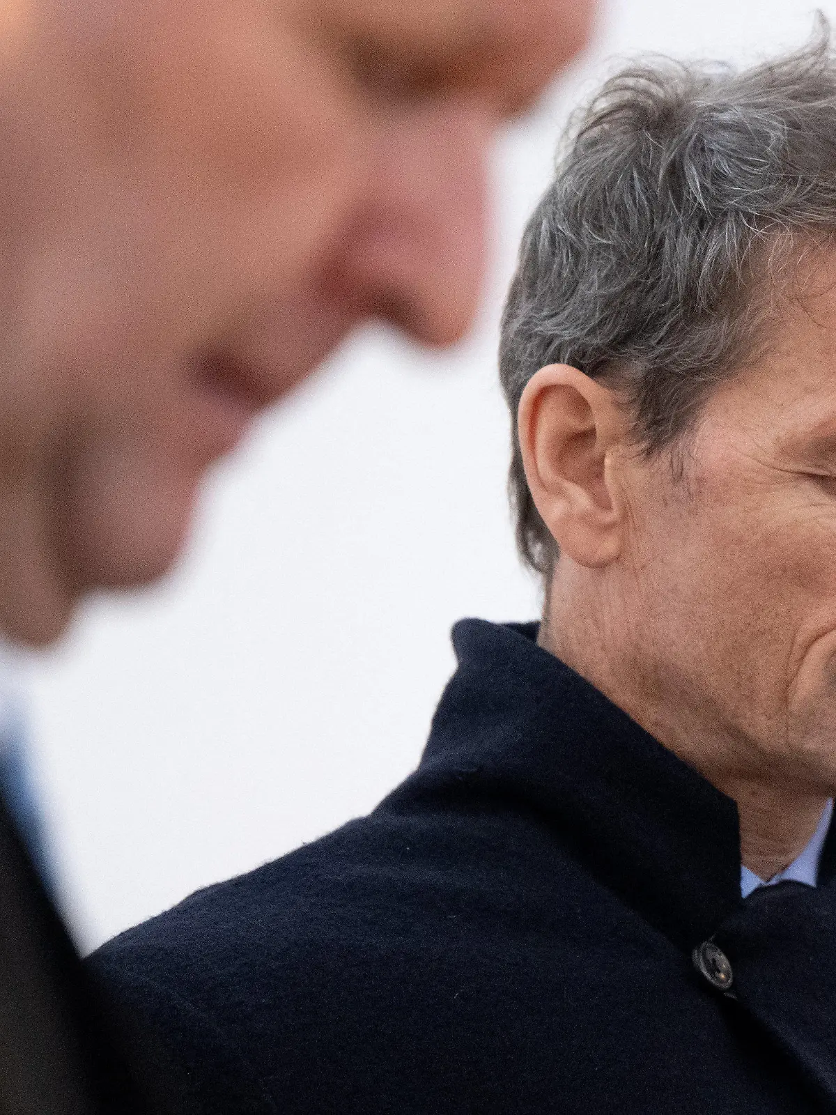 08.12.2023, Bayern, Starnberg: Der wegen Hausfriedensbruch und Sachbeschädigung angeklagte ehemalige Nationaltorwart Jens Lehmann (r) steht vor Prozessbeginn mit seinem Anwalt Christoph Rückel im Amtsgericht im Gerichtssaal. Die Staatsanwaltschaft wirft dem 54-Jährigen vor, im Juli vergangenen Jahres mit einer Kettensäge in der Hand in die Garage seines Nachbarn eingedrungen zu sein, um dort einen Dachbalken zu zersägen. Außerdem soll er eine junge Birke auf dem Grundstück seines Nachbarn gefällt haben. Foto: Sven Hoppe/dpa +++ dpa-Bildfunk +++