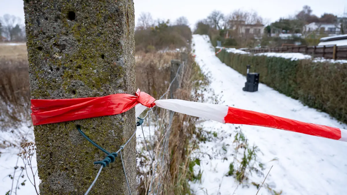 08.12.2023, Mecklenburg-Vorpommern, Pasewalk: Der mutmaßliche Fundort wurde abgesperrt. Die Spurensicherung erfolgt durch die Kriminalpolizei. Eine seit Mittwochabend vermisste 18-Jährige ist am Donnerstagabend in Pasewalk (Landkreis Vorpommern-Greifswald) tot aufgefunden worden. Die Polizei geht im Fall der in Pasewalk (Landkreis Vorpommern-Greifswald) tot aufgefundenen 18-Jährigen von einem Gewaltverbrechen aus. Die äußeren Umstände deuteten darauf hin, sagte eine Sprecherin der Staatsanwaltschaft Neubrandenburg, ohne weitere Details zu nennen. Der Leichnam der 18-Jährigen sollte noch am Freitag in der Gerichtsmedizin Greifswald obduziert werden. Foto: Stefan Sauer/dpa +++ dpa-Bildfunk +++