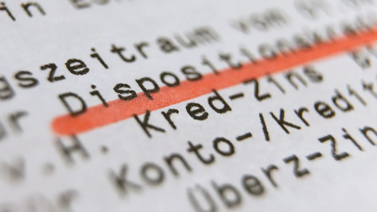 ILLUSTRATION - Auf einem Kontoauszug ist am 03.12.2015 in Kempten (Bayern) das Wort «Dispositionskredit» rot markiert. Für ihre Guthaben erhalten die Sparer in Deutschland fast nichts, für Dispo-Kredite werden sie von vielen Banken immer noch kräftig zur Kasse gebeten. Foto: Karl-Josef Hildenbrand/dpa (zu dpa «Volks- und Raiffeisenbanken verteidigen hohe Überziehungszinsen» vom 05.12.2015) +++(c) dpa - Bildfunk+++