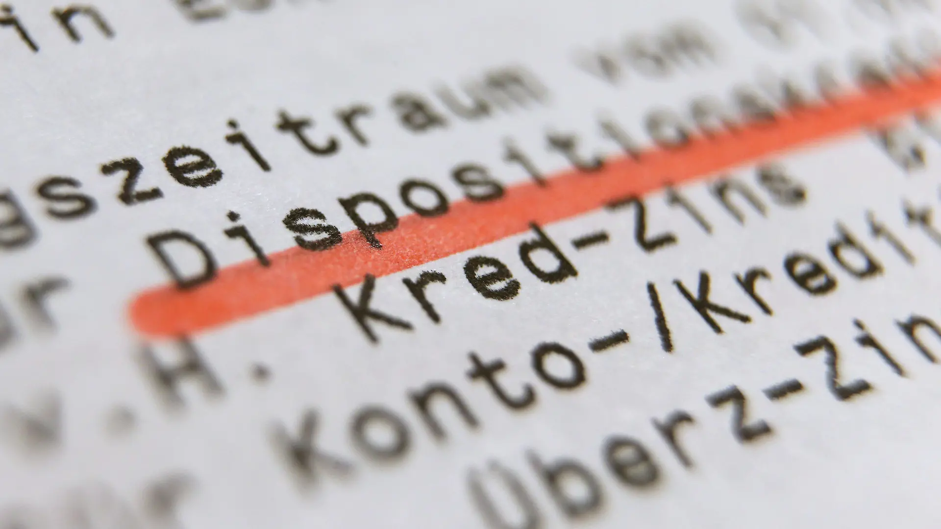 ILLUSTRATION - Auf einem Kontoauszug ist am 03.12.2015 in Kempten (Bayern) das Wort «Dispositionskredit» rot markiert. Für ihre Guthaben erhalten die Sparer in Deutschland fast nichts, für Dispo-Kredite werden sie von vielen Banken immer noch kräftig zur Kasse gebeten. Foto: Karl-Josef Hildenbrand/dpa (zu dpa «Volks- und Raiffeisenbanken verteidigen hohe Überziehungszinsen» vom 05.12.2015) +++(c) dpa - Bildfunk+++