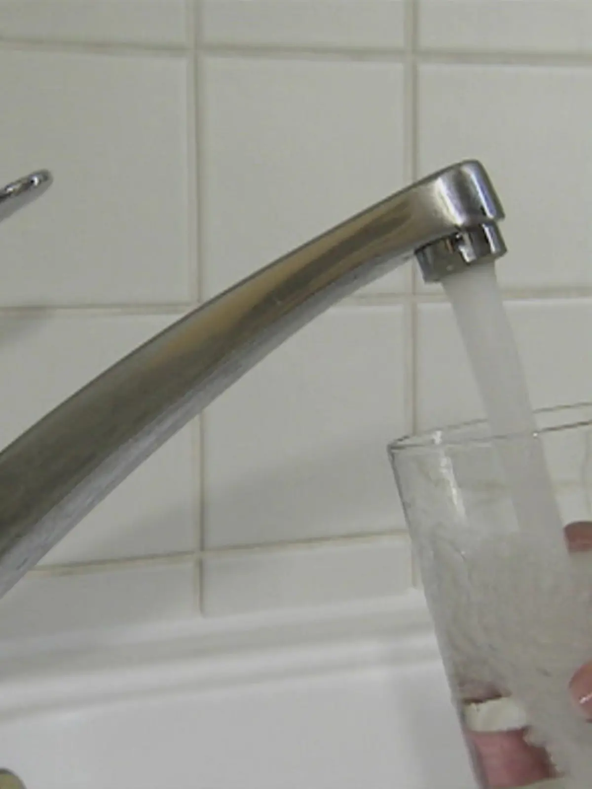Wenn Sie direkt nach dem Aufstehen zu einem Glas Wasser greifen, sollten Sie diese Morgenroutine noch einmal überdenken. Dazu rät jetzt eine Zahnärztin.