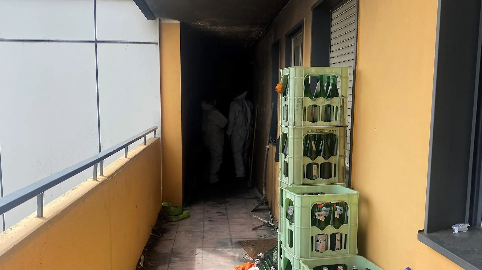 HANDOUT - 12.05.2023, Nordrhein-Westfalen, Ratingen: Blick auf den Hausflur eines Hochhauses in Ratingen. Nach Behördenangaben waren am Donnerstag in Ratingen mehr als 30 Menschen verletzt worden, davon mehrere lebensgefährlich, als es im zehnten Stock eines Hochhauses zu der Explosion kam. (zu dpa: «Explosion in Ratingen: Verdächtiger war Behörden bekannt») Foto: -/Polizei Mettmann/dpa - ACHTUNG: Nur zur redaktionellen Verwendung im Zusammenhang mit dem genannten Text und nur bei vollständiger Nennung des vorstehenden Credits +++ dpa-Bildfunk +++