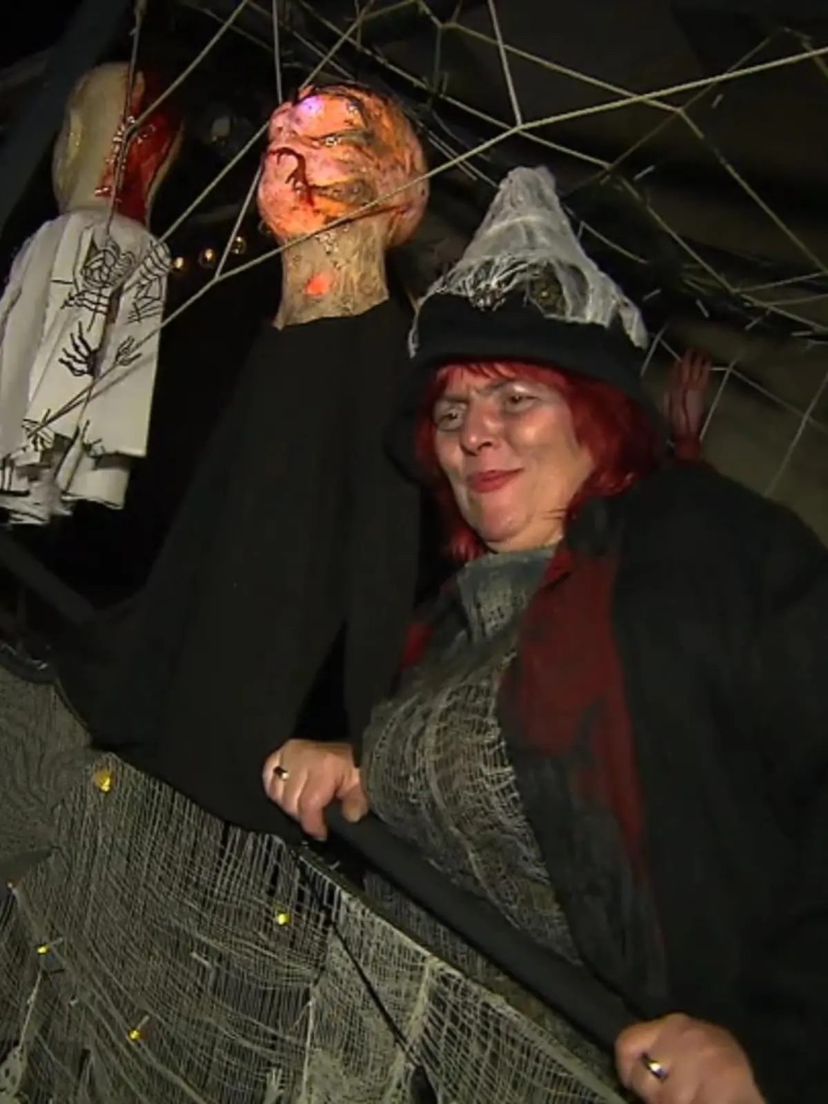 „Süßes oder Saures“ – in wenigen Tagen ist Halloween. Gruselfans aus aller Welt sind bereits voller Tatendrang und schmücken ihre Häuser und Vorgärten. So auch Claudia Schneider aus Borken - Gombeth, Hessen. Die 56-Jährige ist ein absoluter Halloween-Fan und hat ihr Haus in eine echte Geistervilla verwandelt. Welche Deko-Besonderheiten sie sich für dieses Jahr überlegt hat, zeigen wir im Video.