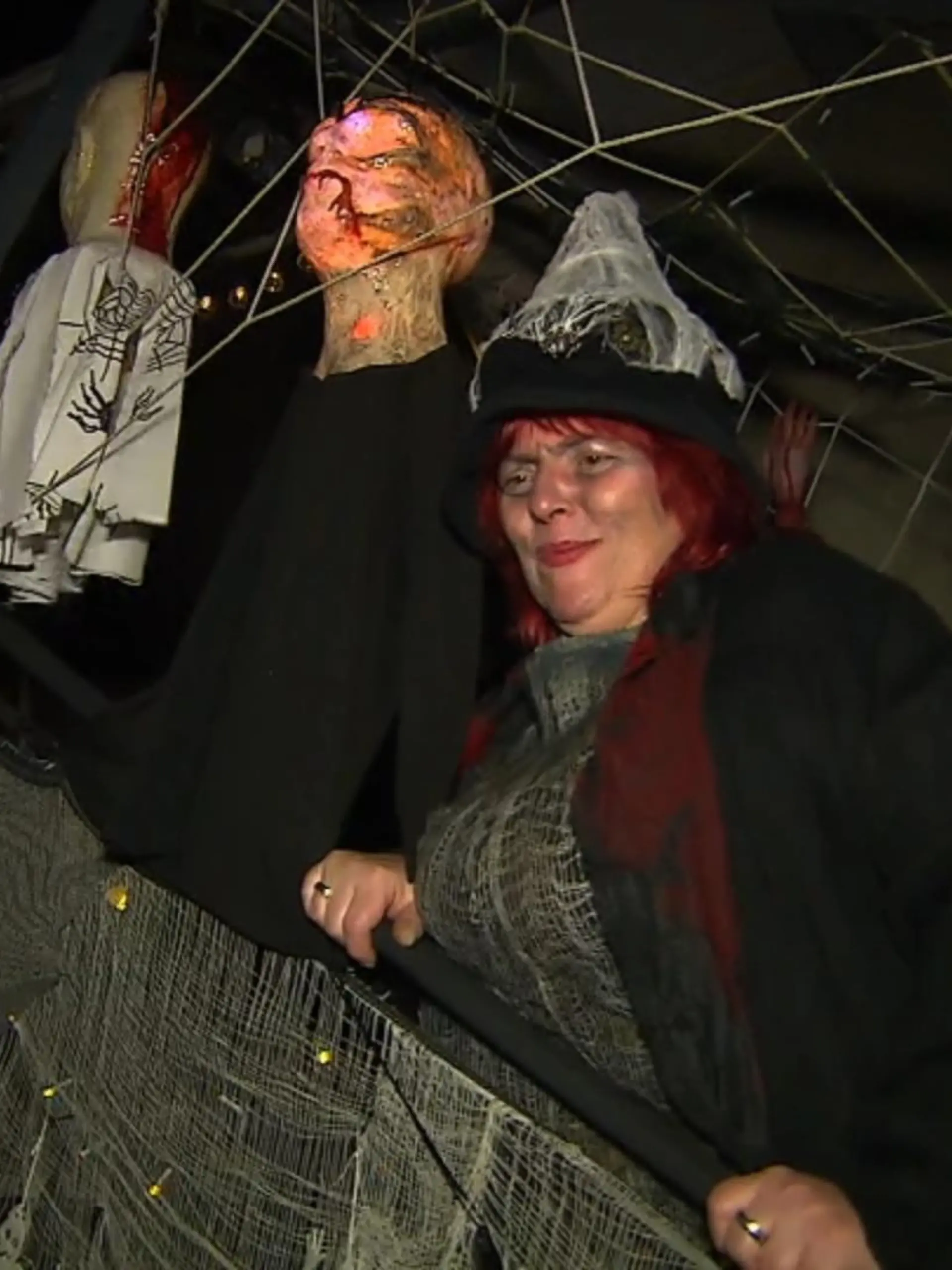 „Süßes oder Saures“ – in wenigen Tagen ist Halloween. Gruselfans aus aller Welt sind bereits voller Tatendrang und schmücken ihre Häuser und Vorgärten. So auch Claudia Schneider aus Borken - Gombeth, Hessen. Die 56-Jährige ist ein absoluter Halloween-Fan und hat ihr Haus in eine echte Geistervilla verwandelt. Welche Deko-Besonderheiten sie sich für dieses Jahr überlegt hat, zeigen wir im Video.