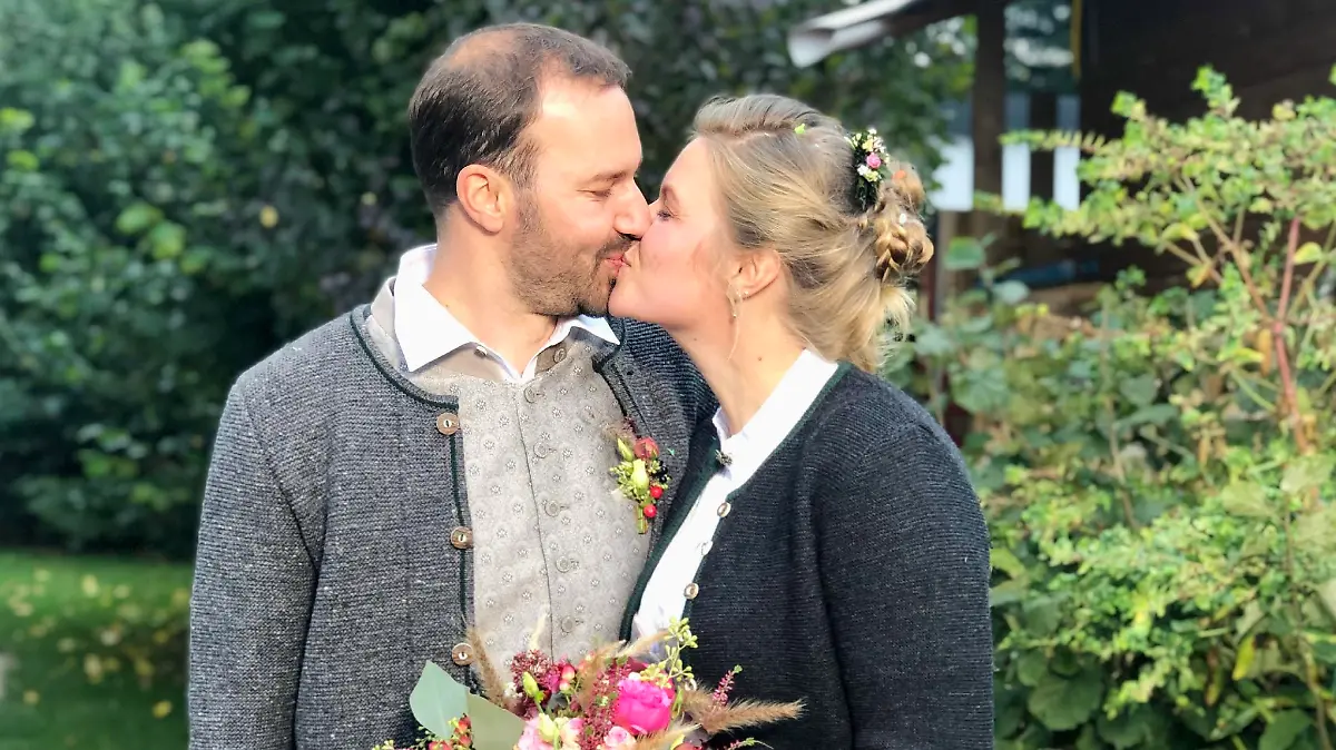 "Bauer sucht Frau"-Kandidat Christian suchte im Sommer 2016 bei RTL die große Liebe. Vor wenigen Monaten zogen Barbara und ihre Tochter Katharina zu Christian auf den Hof. Unterstützt von Katharina überraschte Christian seine große Liebe dann mit einem Heiratsantrag. Im kleinen Kreis fand im Oktober 2019 die standesamtliche Hochzeit statt. Eine kirchliche Hochzeit mit großer Feier ist für das nächste Jahr geplant.
+++ Die Verwendung des sendungsbezogenen Materials ist nur mit dem Hinweis und Verlinkung auf TVNOW gestattet. +++