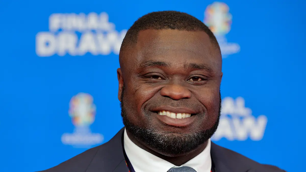 02.12.2023, Hamburg: Fußball: EM, Auslosung in Hamburg, Elbphilharmonie. Gerald Asamoah, ehemaliger Fußball-Nationalspieler von Deutschland, kommt zur Veranstaltung. WICHTIGER HINWEIS: Gemäß den Vorgaben der DFL Deutsche Fußball Liga bzw. des DFB Deutscher Fußball-Bund ist es untersagt, in dem Stadion und/oder vom Spiel angefertigte Fotoaufnahmen in Form von Sequenzbildern und/oder videoähnlichen Fotostrecken zu verwerten bzw. verwerten zu lassen. Foto: Christian Charisius/dpa +++ dpa-Bildfunk +++
