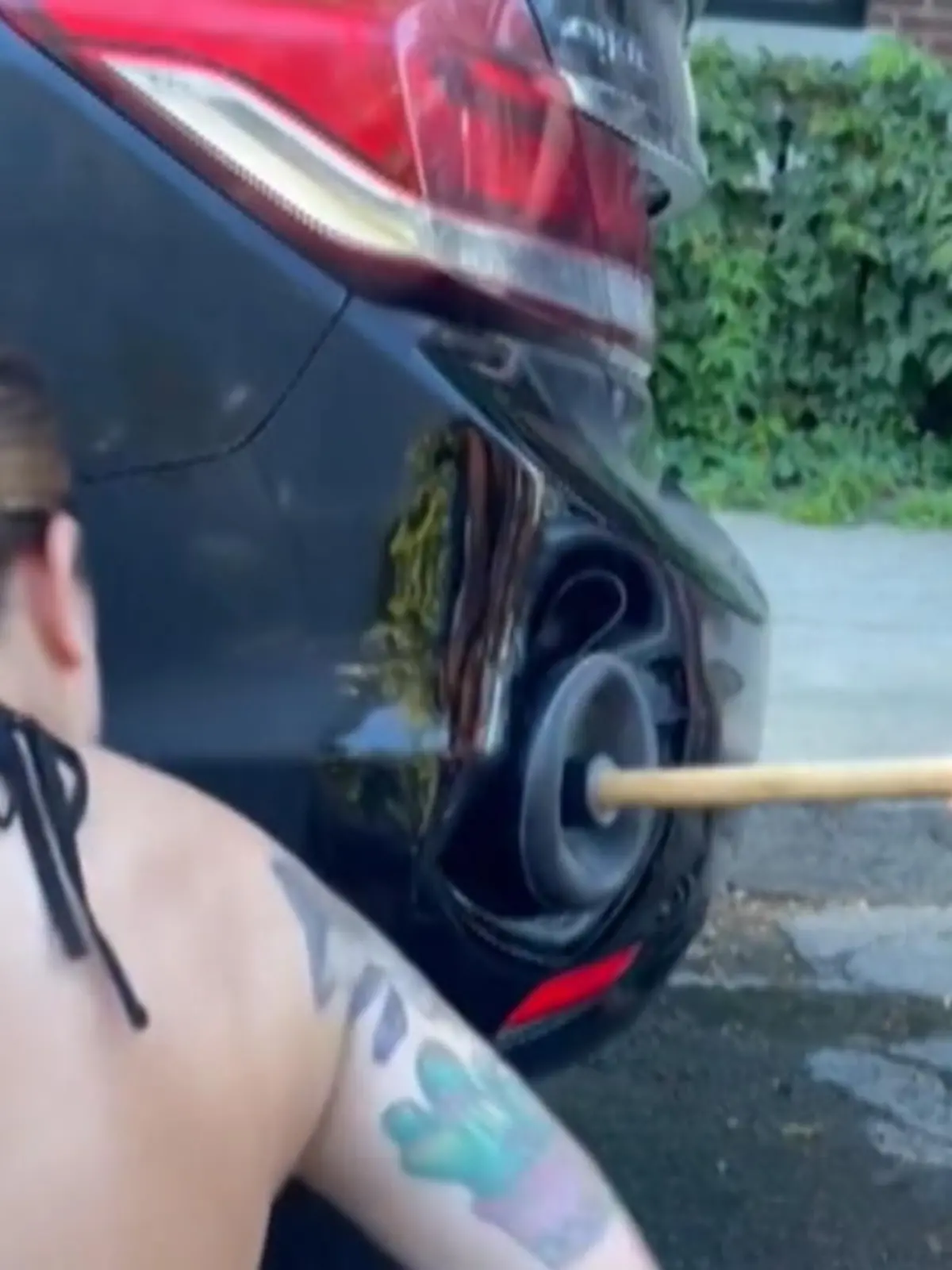 Plopp - und schon ist das Auto wieder beulenfrei! Auf TikTok zeigt eine Gruppe Jugendlicher, wie das in zwei einfachen Schritten und mit Hilfe einer handelsüblichen Saugglocke funktioniert.