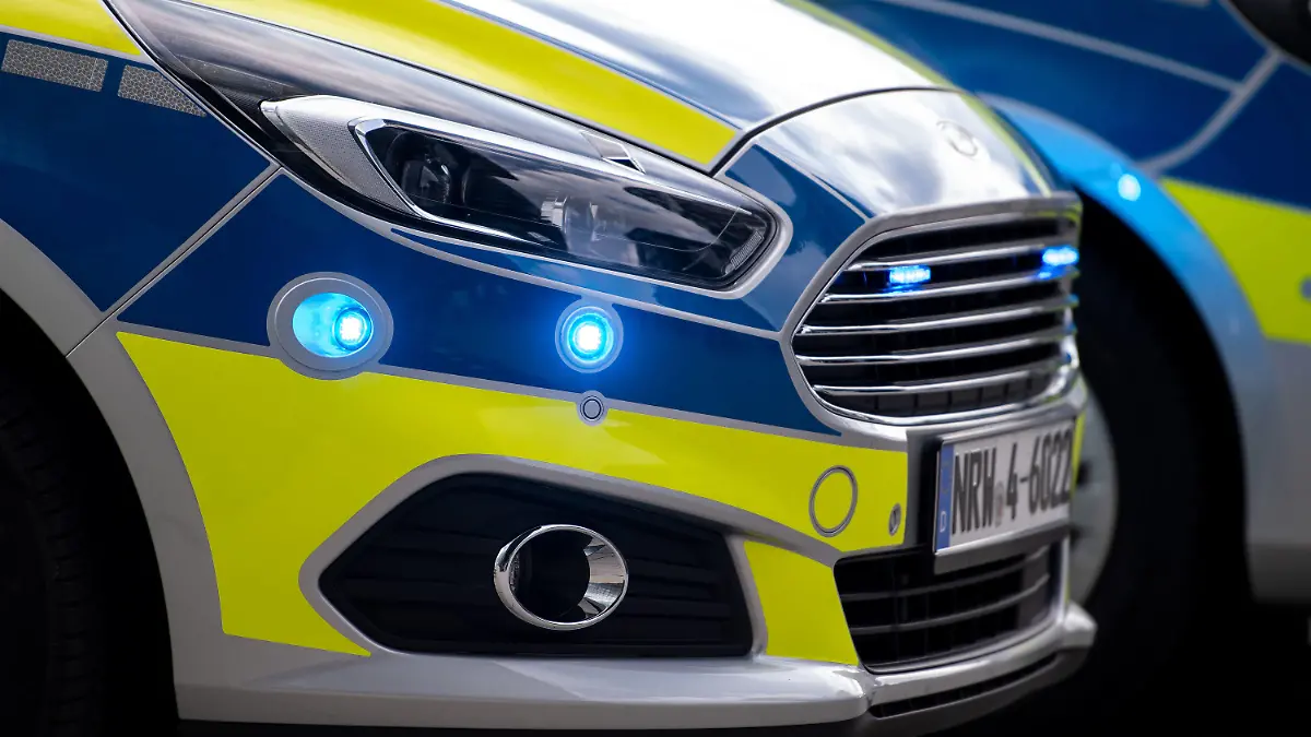 ARCHIV - 23.09.2019, Nordrhein-Westfalen, Düsseldorf: Blaulichter blinken an der Seite eines Polizeiwagens vom Typ Ford S-Max. Nachdem die NRW-Polizei Hunderte der Fahrzeuge als Streifenwagen ausmustert, werden viele davon in anderen Bereichen weiterfahren. (zu dpa «Ausgemusterte Polizeiautos fahren als Zivilstreife weiter») Foto: Marius Becker/dpa +++ dpa-Bildfunk +++