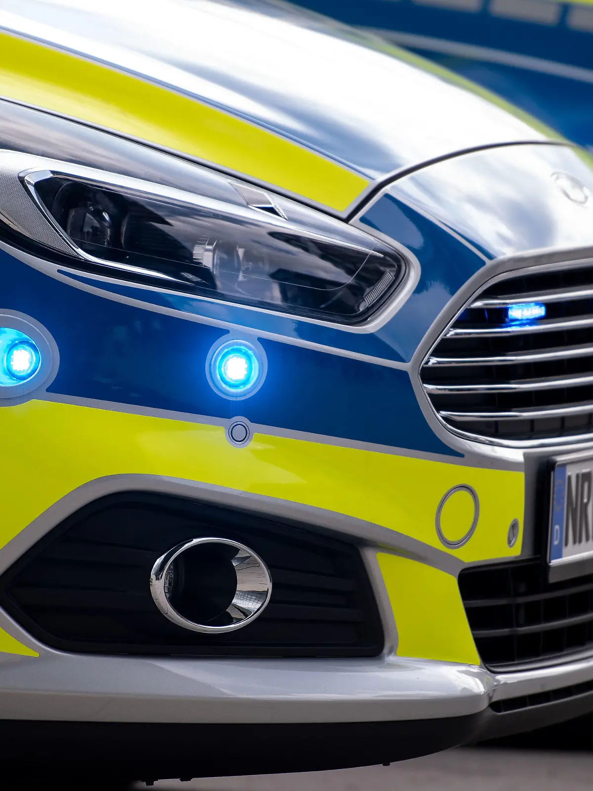 ARCHIV - 23.09.2019, Nordrhein-Westfalen, Düsseldorf: Blaulichter blinken an der Seite eines Polizeiwagens vom Typ Ford S-Max. Nachdem die NRW-Polizei Hunderte der Fahrzeuge als Streifenwagen ausmustert, werden viele davon in anderen Bereichen weiterfahren. (zu dpa «Ausgemusterte Polizeiautos fahren als Zivilstreife weiter») Foto: Marius Becker/dpa +++ dpa-Bildfunk +++