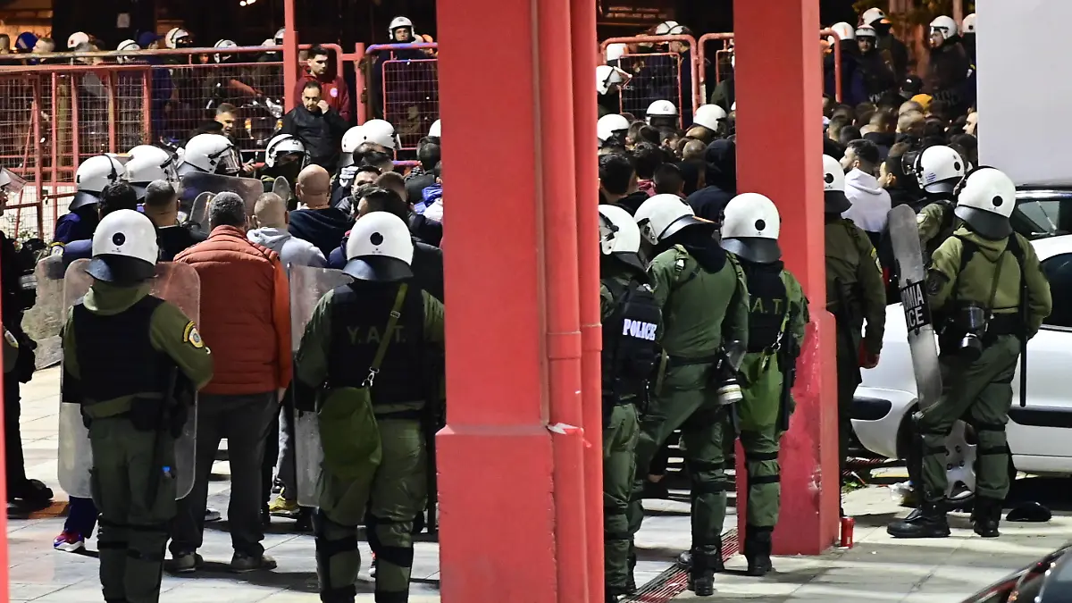 Griechenland - Piräus, Bei schweren Ausschreitungen zwischen Hooligans und der griechischen Polizei ist am späten Donnerstagabend in Piräus ein griechischer Polizist durch eine Leuchtkugel getroffen und schwer verletzt worden und schwebt in Lebensgefahr. Zu den Ausschreitungen kam es während des Volleyball Lokalderbys zwischen Olympiakos Piräus und Panathinaikos Athen rund um eine Sporthalle. 400 Randalierer wurden festgenommen, die Polizei versuchte, den Täter zu ermitteln. Olympiakos Piräus - Panathinaikos Athen *** Greece Piraeus, A Greek police officer was hit by a flare and seriously injured in serious clashes between hooligans and the Greek police in Piraeus late on Thursday evening and his life is in danger The clashes took place during the local volleyball derby between Olympiakos Piraeus and Panathinaikos Athens around a sports hall 400 rioters were arrested and the police tried to identify the perpetrator Olympiakos Piraeus Panathinaikos Athens PUBLICATIONxNOTxINxGRE ANE6051657