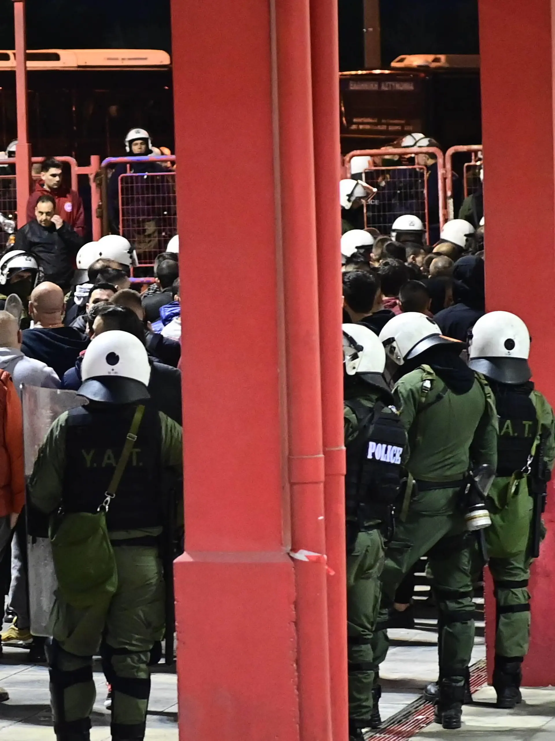 Griechenland - Piräus, Bei schweren Ausschreitungen zwischen Hooligans und der griechischen Polizei ist am späten Donnerstagabend in Piräus ein griechischer Polizist durch eine Leuchtkugel getroffen und schwer verletzt worden und schwebt in Lebensgefahr. Zu den Ausschreitungen kam es während des Volleyball Lokalderbys zwischen Olympiakos Piräus und Panathinaikos Athen rund um eine Sporthalle. 400 Randalierer wurden festgenommen, die Polizei versuchte, den Täter zu ermitteln. Olympiakos Piräus - Panathinaikos Athen *** Greece Piraeus, A Greek police officer was hit by a flare and seriously injured in serious clashes between hooligans and the Greek police in Piraeus late on Thursday evening and his life is in danger The clashes took place during the local volleyball derby between Olympiakos Piraeus and Panathinaikos Athens around a sports hall 400 rioters were arrested and the police tried to identify the perpetrator Olympiakos Piraeus Panathinaikos Athens PUBLICATIONxNOTxINxGRE ANE6051657