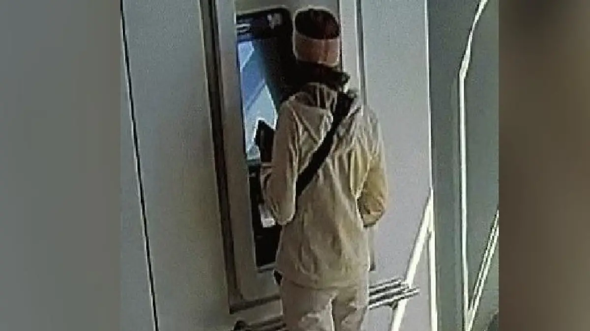 Wer kann Angaben zu der unbekannten, abgebildeten Frau machen? Hinweise zu ihrer Identität oder ihrem Aufenthaltsort nimmt die Kripo Erfurt (0361/5743-24602) unter Angabe der Vorgangsnummer 0319002 entgegen.