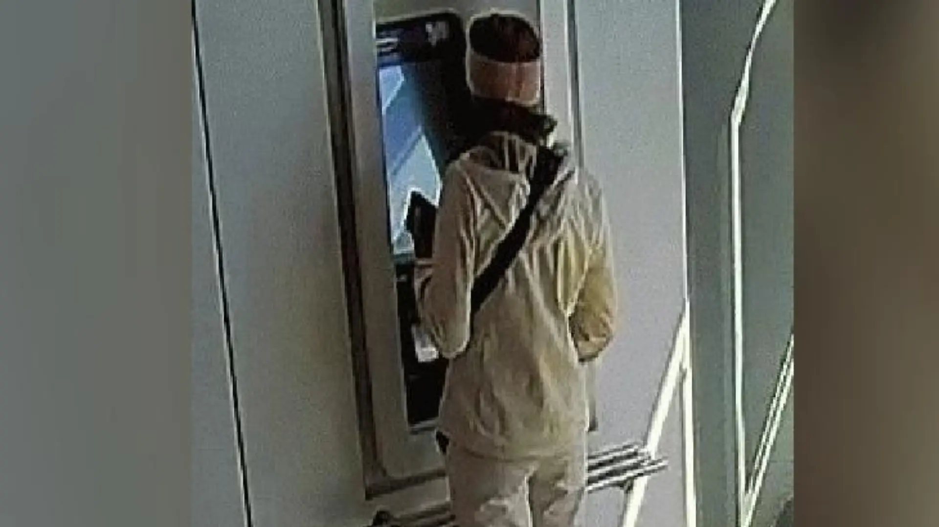 Wer kann Angaben zu der unbekannten, abgebildeten Frau machen? Hinweise zu ihrer Identität oder ihrem Aufenthaltsort nimmt die Kripo Erfurt (0361/5743-24602) unter Angabe der Vorgangsnummer 0319002 entgegen.