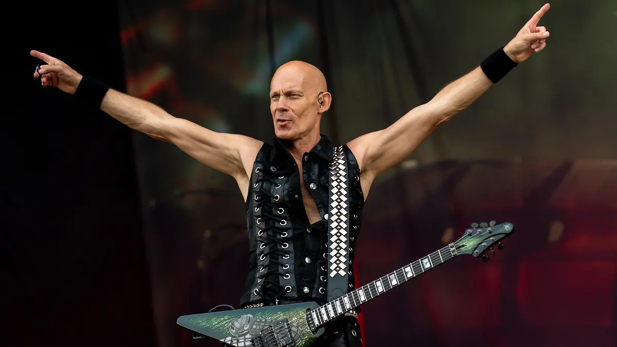 Wolf Hoffmann live auf der Bühne mit seiner Heavy-Metal-Band Accept.