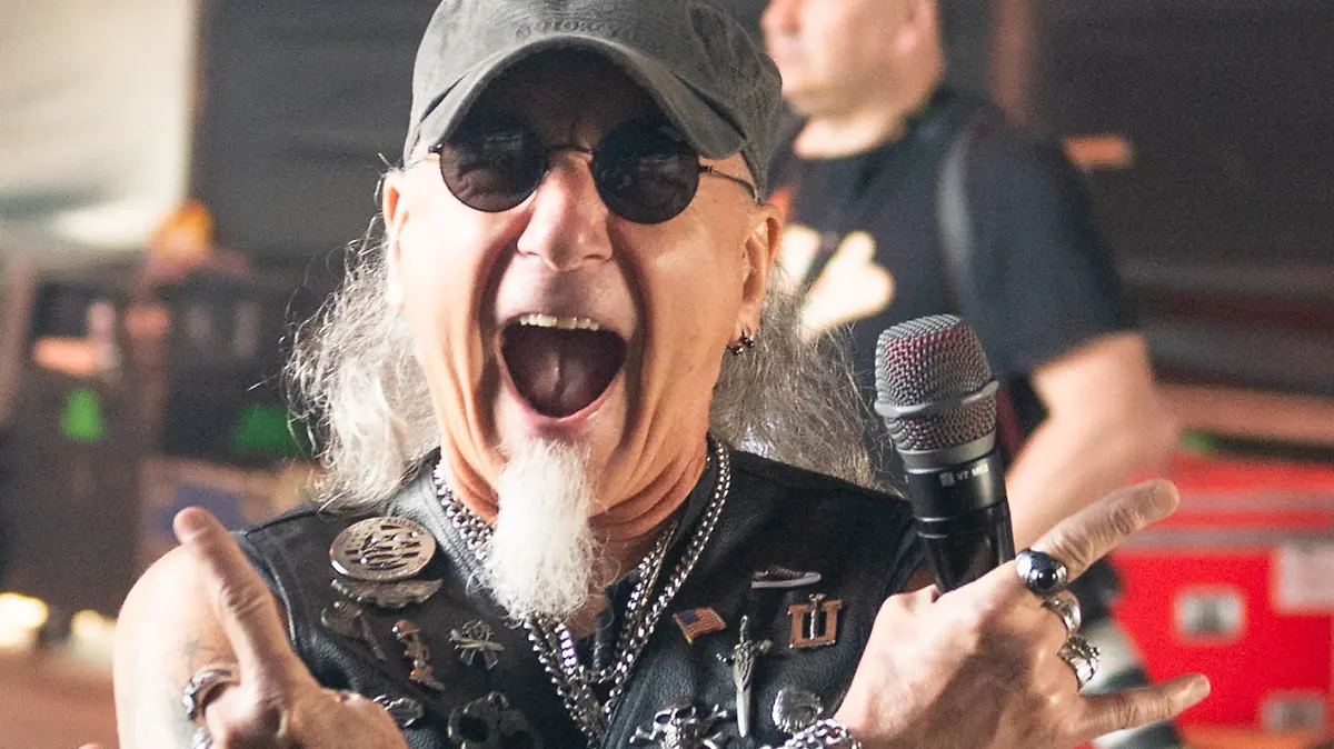 Sänger Mark Tornillo in Action.