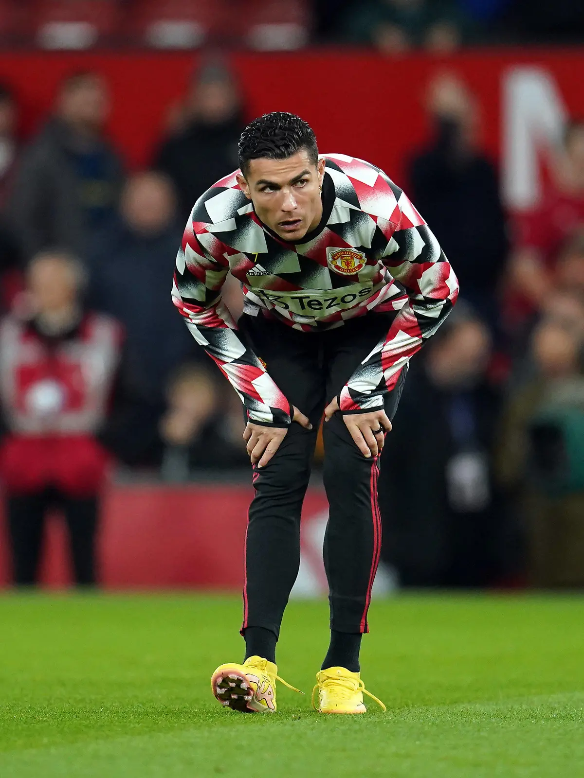 ARCHIV - 19.10.2022, Großbritannien, Manchester: Cristiano Ronaldo von Manchester United steht während des Aufwärmens vor dem Anpfiff gegen Tottenham auf dem Platz. (zu dpa: «Cristiano Ronaldo wieder im Mannschaftstraining von Manchester United») Foto: Nick Potts/PA Wire/dpa +++ dpa-Bildfunk +++