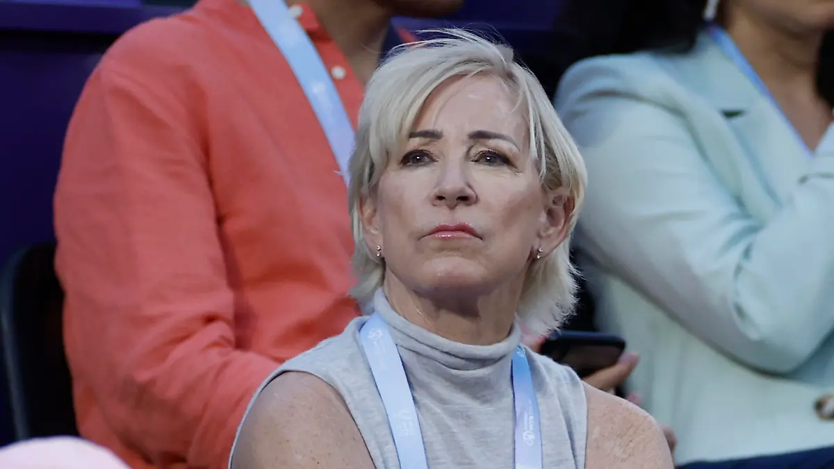 CANCUN, MEXICO - NOVEMBER 05: Former American tennis player Chris Evert looks during the singles semi-final match between Iga Swiatek of Poland and Aryna Sabalenka of Belarus during the final day of the GNP Seguros WTA Finals Cancun 2023 part of the Hologic WTA Tour in Cancun, Mexico. (Photo by Sarah Stier/Getty Images)