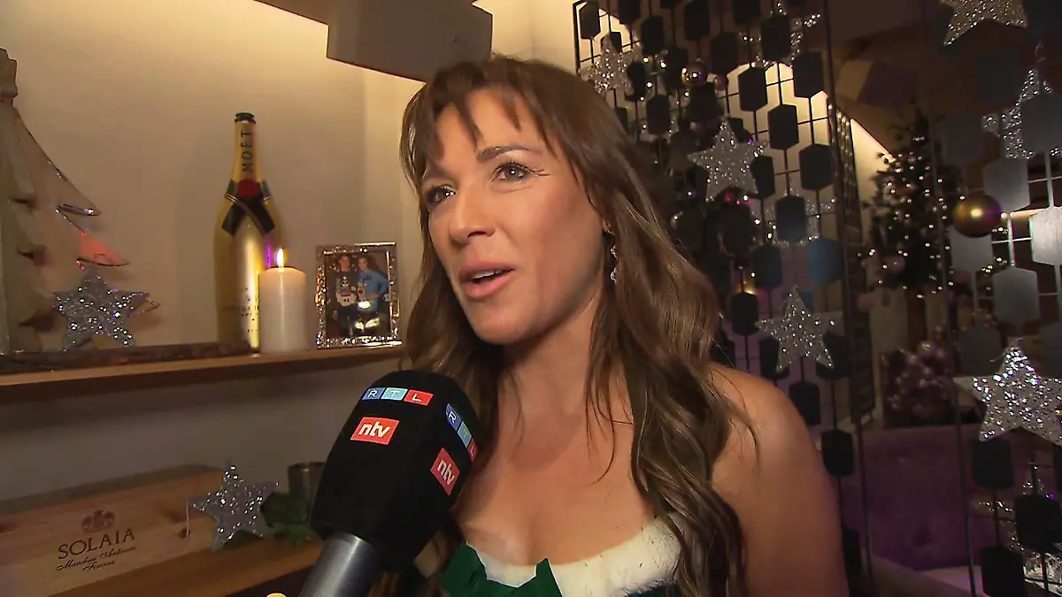 Simone Ballack gedenkt verstorbenem Sohn Emilio's Ugly Christmas Party