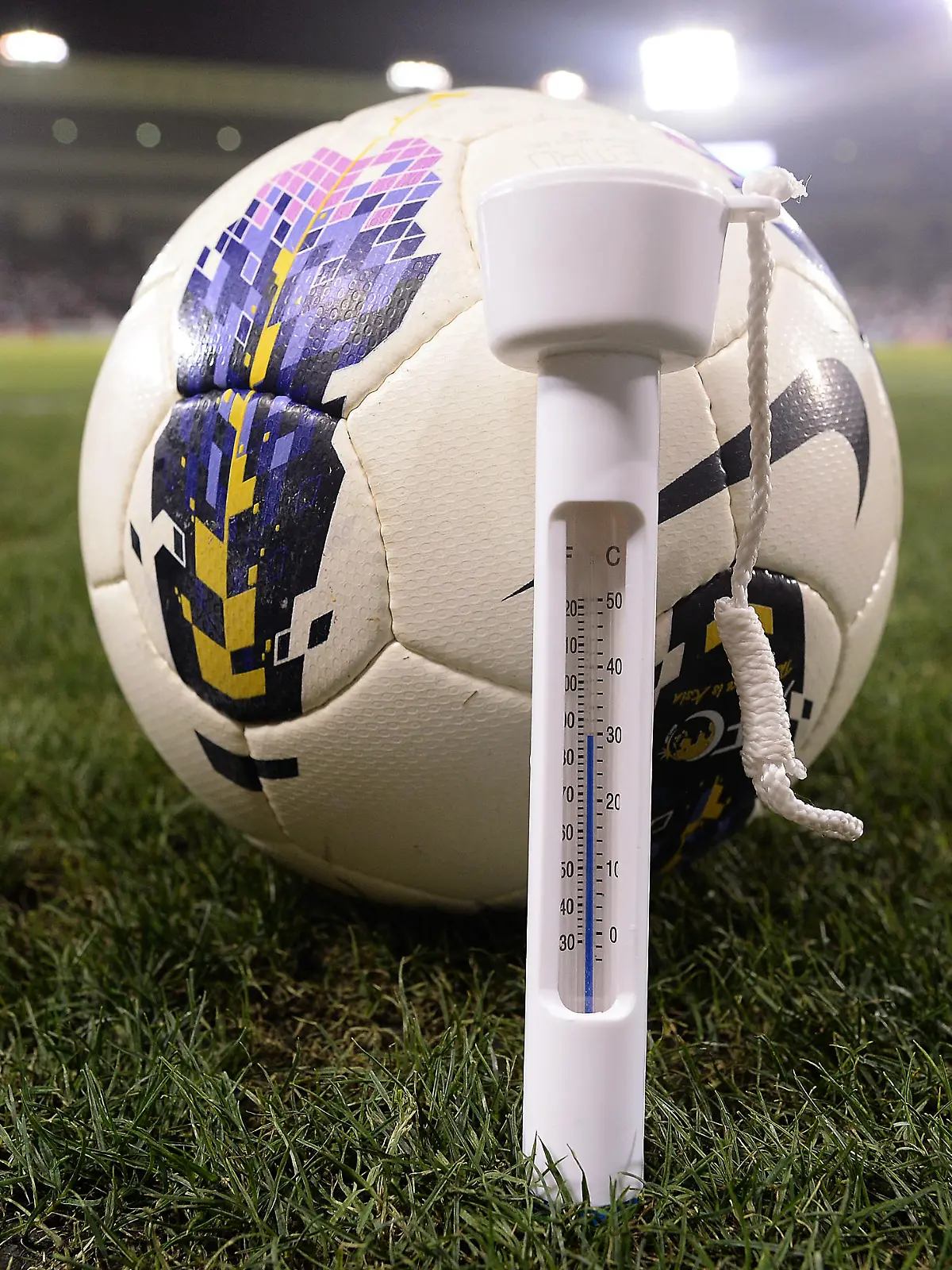 Fussball International WM Qualifikation 2014 DOHA Katar - Iran 04.06.2013 Ein Thermometer zeigt vor dem Spiel 30 C auf dem Spielfeld im Stadion Al Sadd in Doha. Zu Spielbeginn wurde die Temperatur auf ca. 24 C mit einer Luftungsanlage gesenkt. FOTO: Pressefoto ULMER/Markus Ulmer xxNOxMODELxRELEASExx