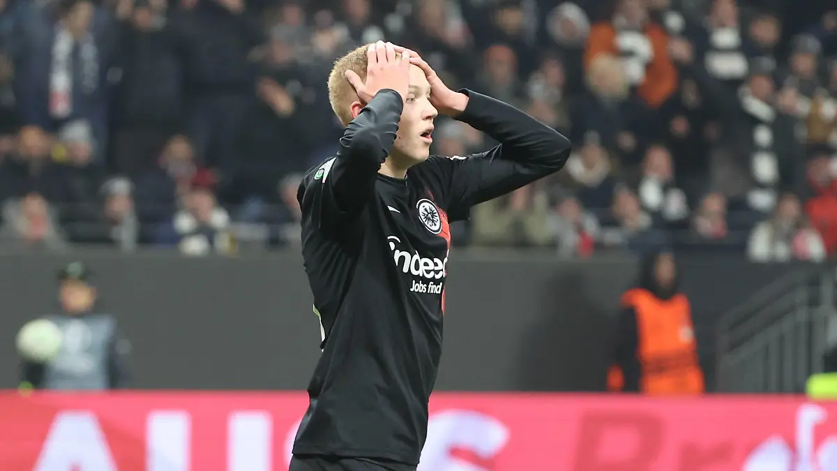 Europa-Conference-League - Eintracht Frankfurt - PAOK Saloniki am 30.11.2023 im Deutsche Bank Park in Frankfurt Hugo Larsson Frankfurt 16 unzufrieden, enttäuscht, enttaeuscht, niedergeschlagen. *** Europa Conference League Eintracht Frankfurt PAOK Saloniki on 30 11 2023 at Deutsche Bank Park in Frankfurt Hugo Larsson Frankfurt 16 dissatisfied, disappointed, disappointed, dejected MH