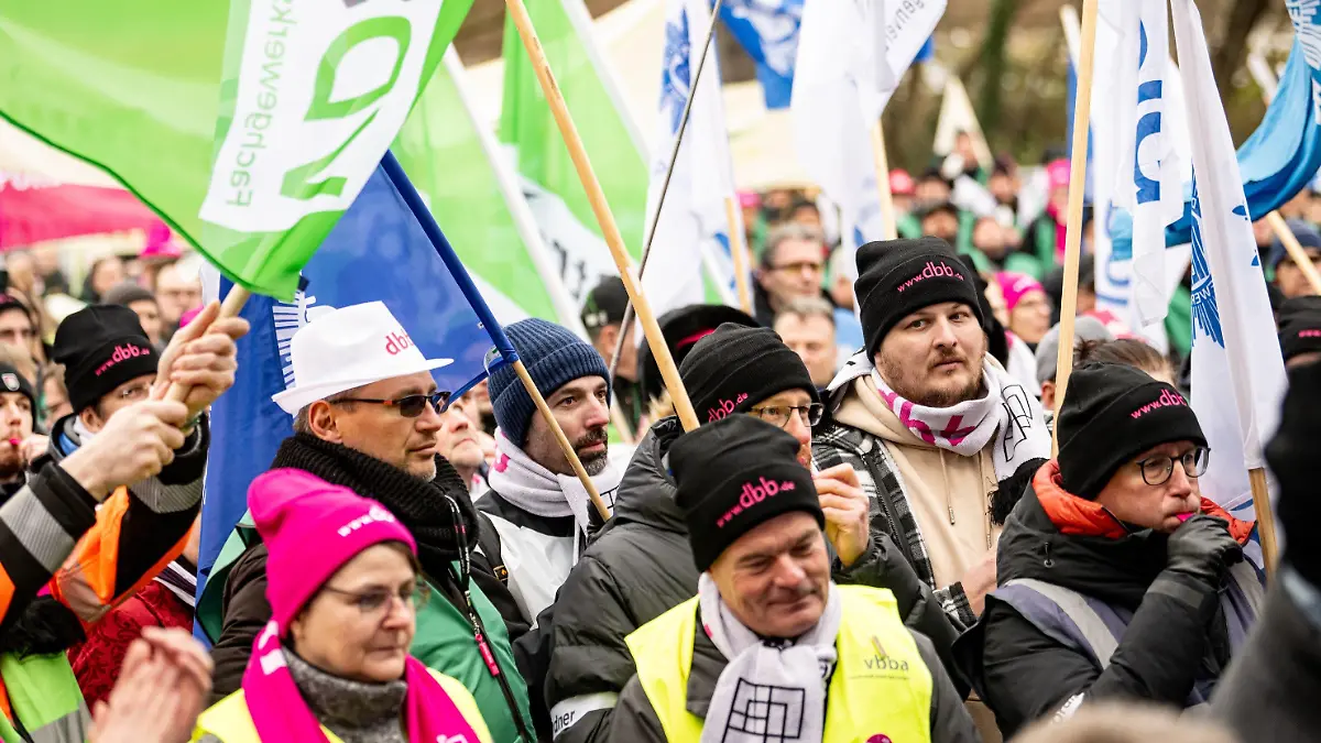 08.12.2023, Brandenburg, Potsdam: Mitglieder der dbb, GDL und der DPolG nehmen an einer Solidaritäts-Kundgebung bei der Fortsetzung der Tarifverhandlungen für die Beschäftigten des öffentlichen Dienstes der Länder teil. Foto: Fabian Sommer/dpa +++ dpa-Bildfunk +++