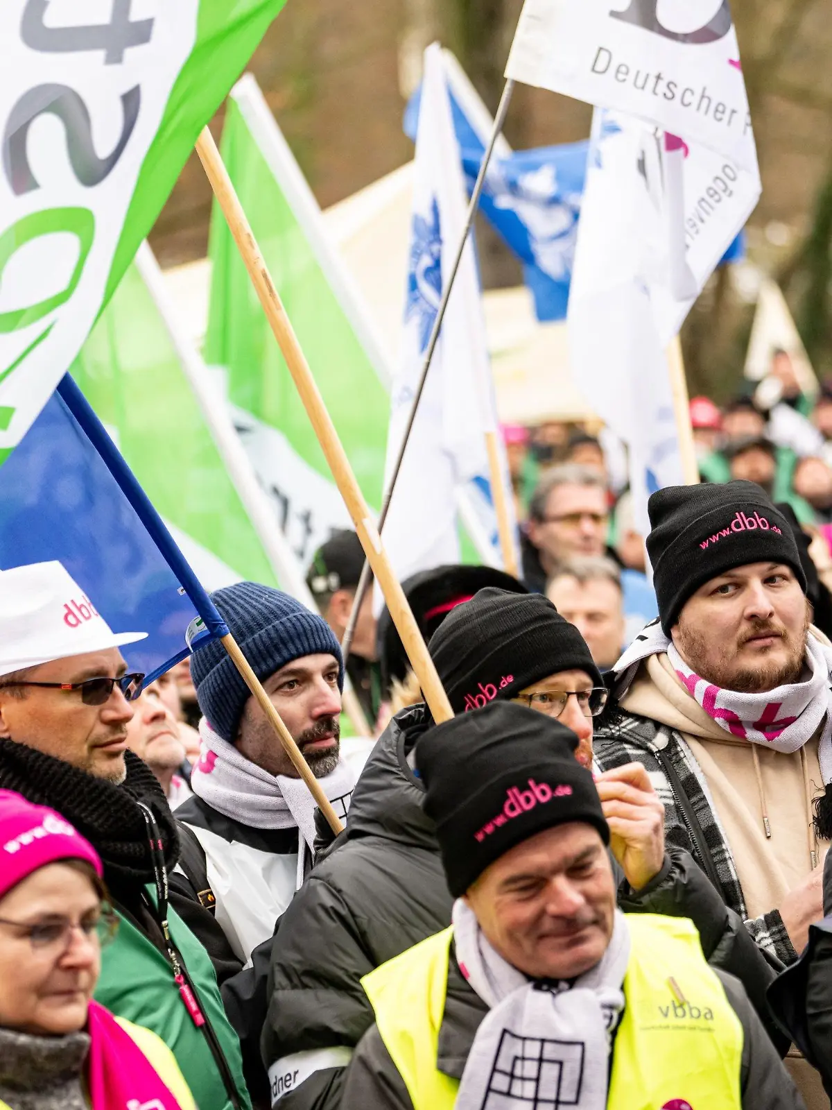08.12.2023, Brandenburg, Potsdam: Mitglieder der dbb, GDL und der DPolG nehmen an einer Solidaritäts-Kundgebung bei der Fortsetzung der Tarifverhandlungen für die Beschäftigten des öffentlichen Dienstes der Länder teil. Foto: Fabian Sommer/dpa +++ dpa-Bildfunk +++
