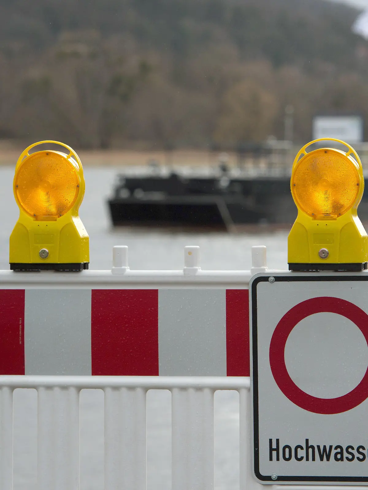 Vor "Hochwasser" der Elbe in Dresden (Sachsen) wird am 24.02.2017 mit einem Warnschild an einer Absperrung hingewiesen. Das Landeshochwasserzentrum vermeldet stetig steigende Wasserstände. Die Hochwasser Alarmstufe 1 wird ab einem Pegelstand von 400 cm Dresden/Elbe ausgerufen. Aktueller Pegelstand in Dresden 373 cm gemessen um 10:45 Uhr. Foto: Arno Burgi/dpa-Zentralbild/dpa +++(c) dpa - Bildfunk+++