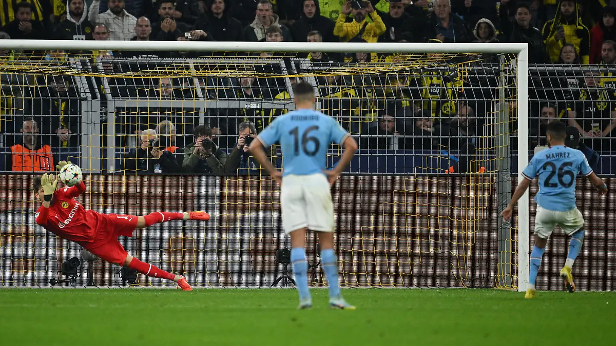 DORTMUND, GERMANY - OCTOBER 25: Riyad Mahrez of Manchester City has a penalty saved by Gregor Kobel of Borussia Dortmund during the UEFA Champions League group G match between Borussia Dortmund and Manchester City at Signal Iduna Park on October 25, 2022 in Dortmund, Germany. (Photo by Matthias Hangst/Getty Images)