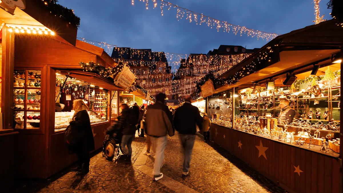Weihnachtsmarkt in Mainz 2023 Blick durch die Gänge wo viele Künstler moderne und klassische Kunst anbieten Traditioneller Weihnachtsmarkt am Mainzer Dom vorweihnachtliche Stimmung Glühwein Kultur Adventszeit 01.12.2023 Mainz Innenstadt Rheinland-Pfalz Deutschland *** Christmas market in Mainz 2023 View through the aisles where many artists offer modern and classical art Traditional Christmas market at Mainz Cathedral pre-Christmas atmosphere Mulled wine Culture Advent season 01 12 2023 Mainz city center Rhineland-Palatinate Germany Copyright: xBEAUTIFULxSPORTS/Hahnex