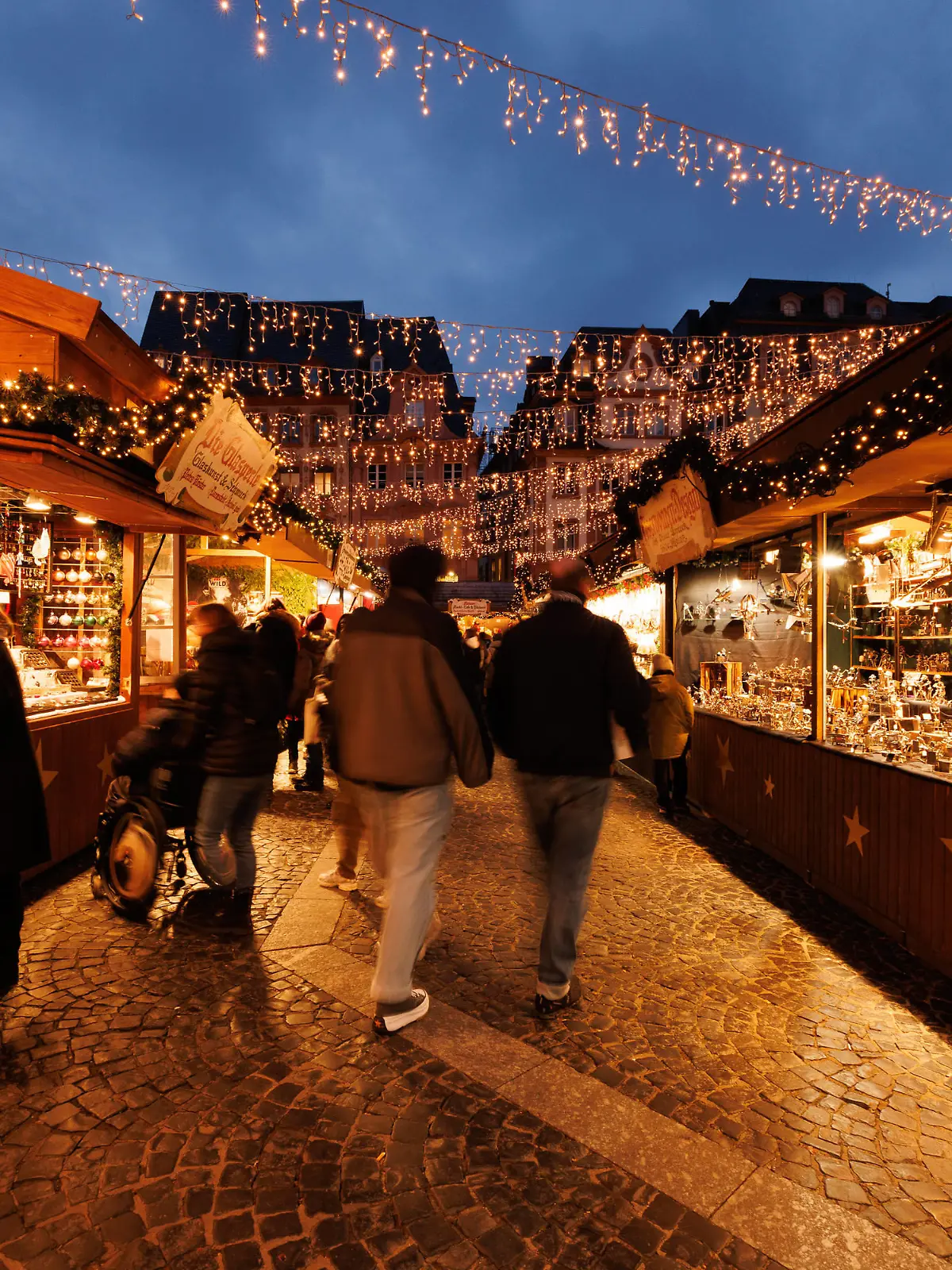 Weihnachtsmarkt in Mainz 2023 Blick durch die Gänge wo viele Künstler moderne und klassische Kunst anbieten Traditioneller Weihnachtsmarkt am Mainzer Dom vorweihnachtliche Stimmung Glühwein Kultur Adventszeit 01.12.2023 Mainz Innenstadt Rheinland-Pfalz Deutschland *** Christmas market in Mainz 2023 View through the aisles where many artists offer modern and classical art Traditional Christmas market at Mainz Cathedral pre-Christmas atmosphere Mulled wine Culture Advent season 01 12 2023 Mainz city center Rhineland-Palatinate Germany Copyright: xBEAUTIFULxSPORTS/Hahnex