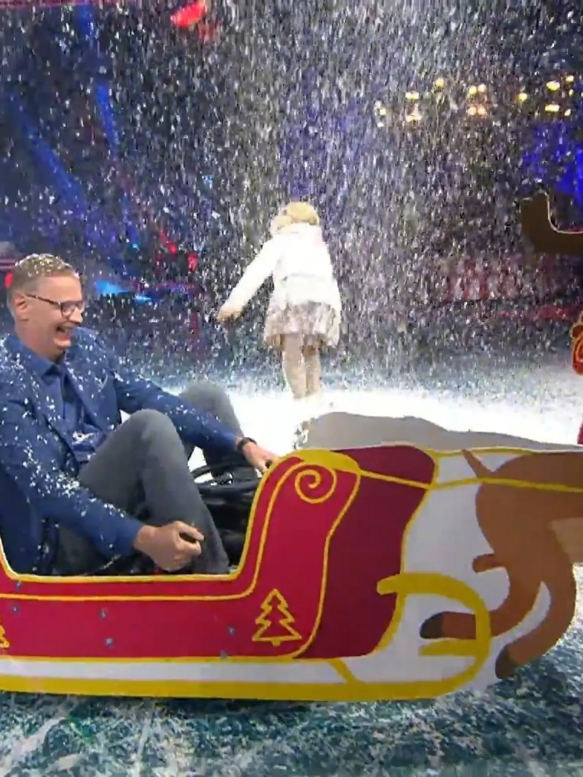 Günther Jauch hat Spaß im Rentier-Schlitten.