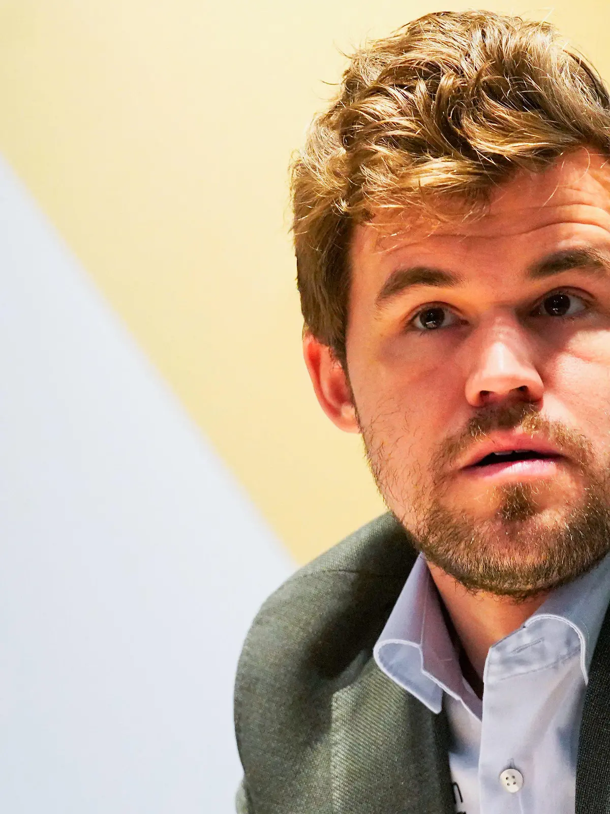 ARCHIV - 10.12.2021, Vereinigte Arabische Emirate, Dubai: Schach: WM, 11. Partie, Carlsen (Norwegen) - Nepomnjaschtschi (Russland): Magnus Carlsen in Aktion. (zu dpa: «Schach-Star Carlsen bricht Duell gegen Niemann ab») Foto: Jon Gambrell/AP/dpa +++ dpa-Bildfunk +++