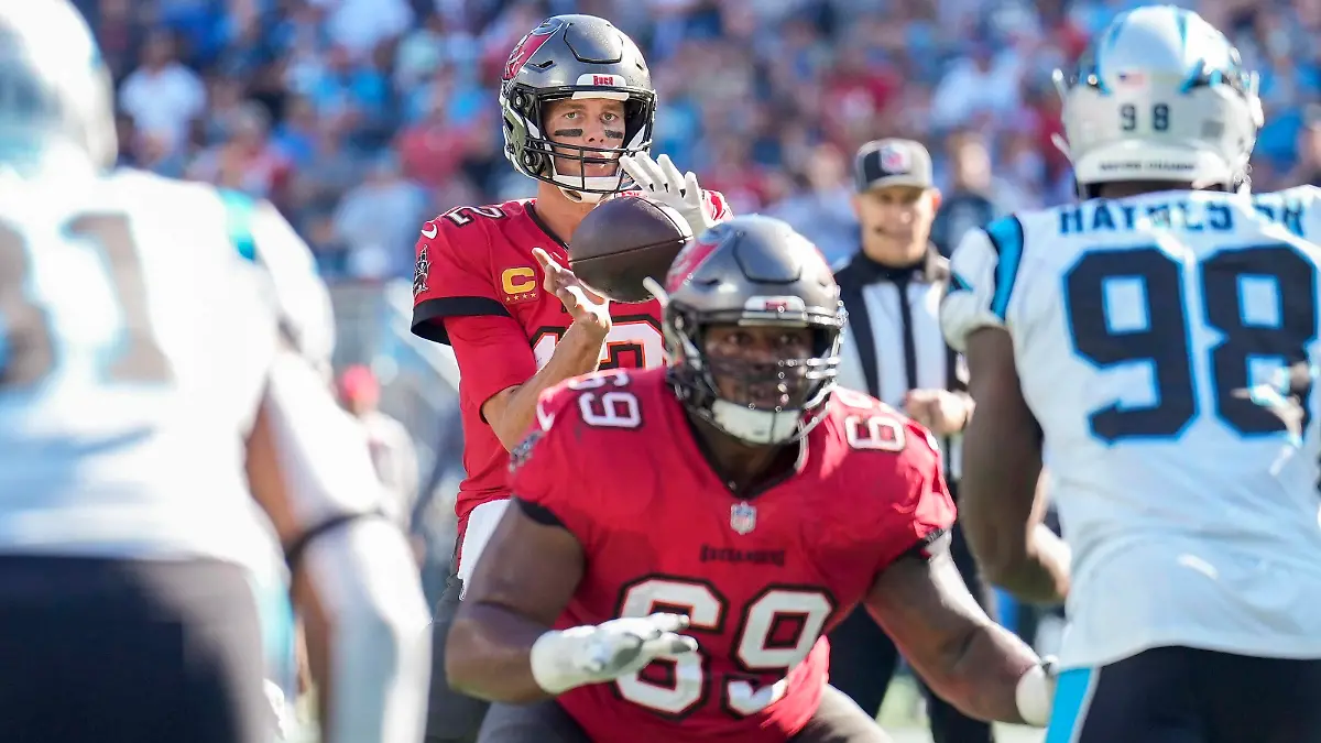 NFL, American Football Herren, USA Tampa Bay Buccaneers at Carolina Panthers Oct 23, 2022 Charlotte, North Carolina, USA Tampa Bay Buccaneers quarterback Tom Brady 12 takes the snap from the shotgun during the second half against the Carolina Panthers at Bank of America Stadium. Charlotte Bank of America Stadium North Carolina USA, EDITORIAL USE ONLY PUBLICATIONxINxGERxSUIxAUTxONLY Copyright: xJimxDedmonx 20221023_tbs_db2_123