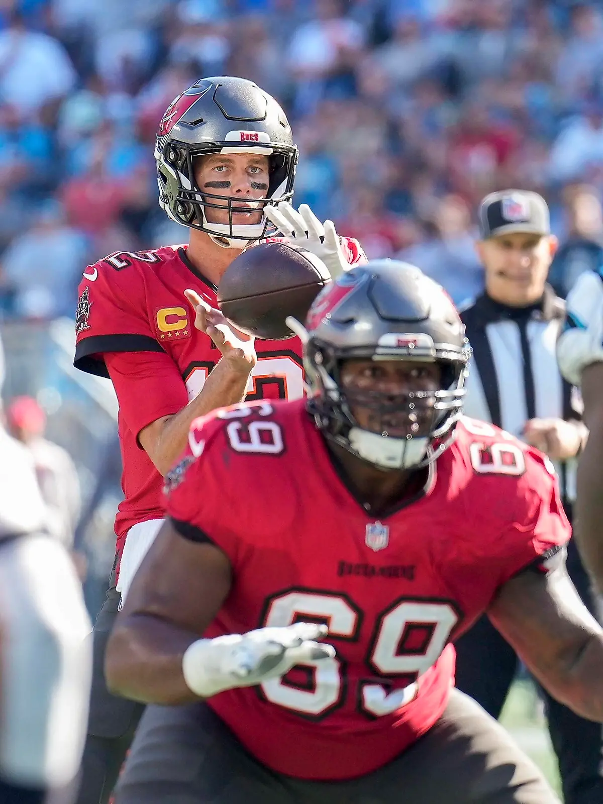  NFL, American Football Herren, USA Tampa Bay Buccaneers at Carolina Panthers Oct 23, 2022 Charlotte, North Carolina, USA Tampa Bay Buccaneers quarterback Tom Brady 12 takes the snap from the shotgun during the second half against the Carolina Panthers at Bank of America Stadium. Charlotte Bank of America Stadium North Carolina USA, EDITORIAL USE ONLY PUBLICATIONxINxGERxSUIxAUTxONLY Copyright: xJimxDedmonx 20221023_tbs_db2_123
